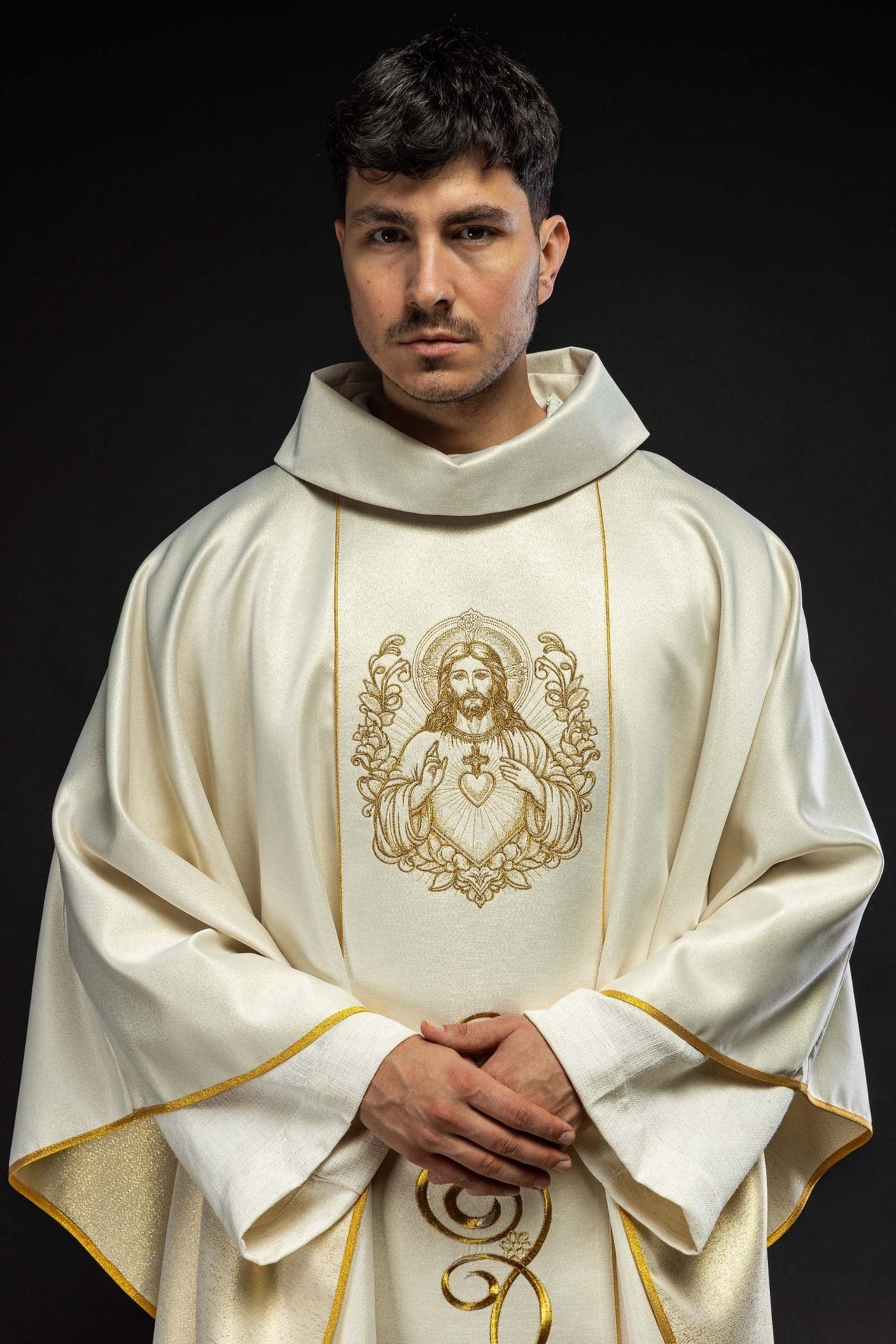 Ornat Liturgiczny Ecru z Haftem Najświętszego Serca Jezusowego - SZATYLITURGICZNE.PL