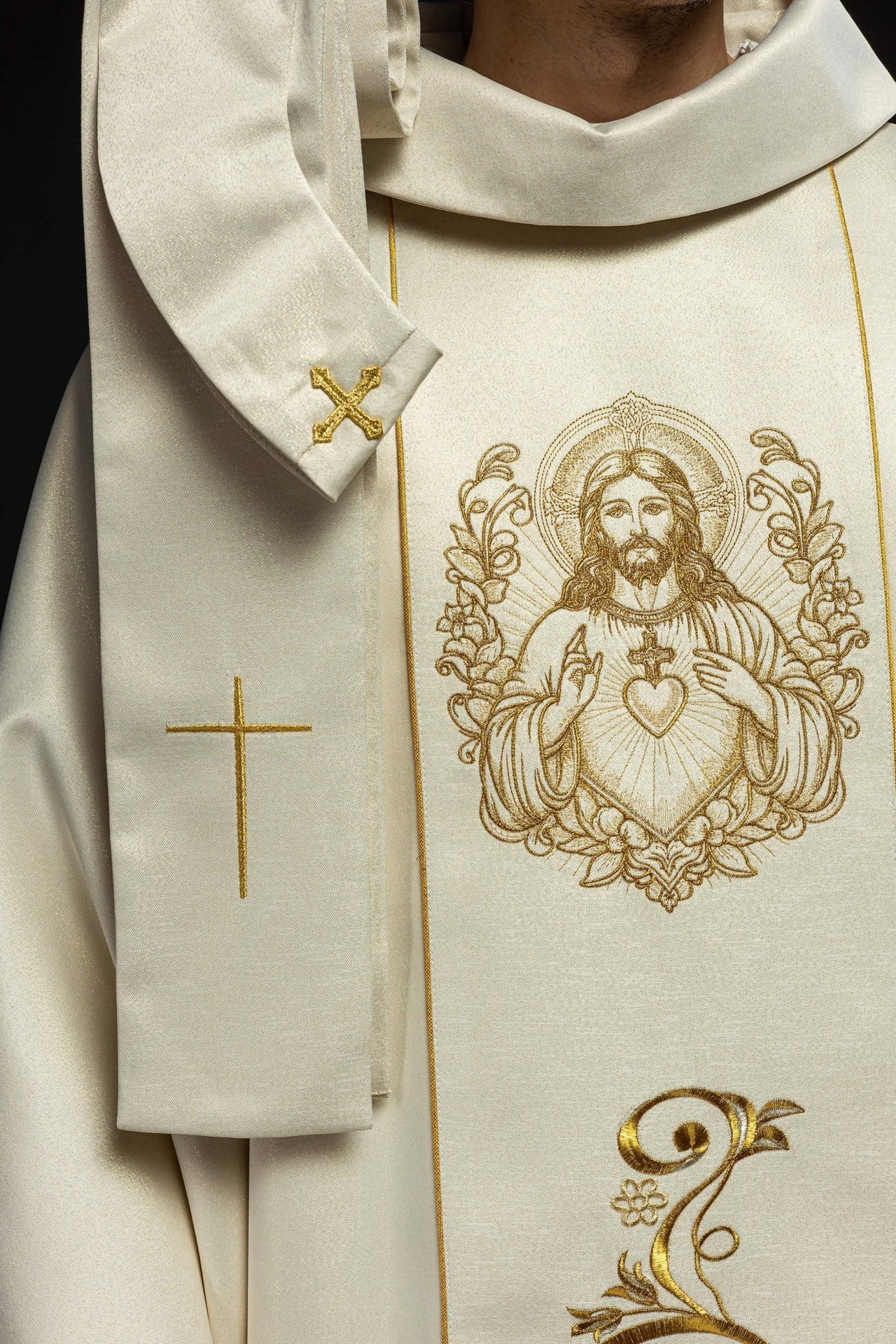 Ornat Liturgiczny Ecru z Haftem Najświętszego Serca Jezusowego - SZATYLITURGICZNE.PL