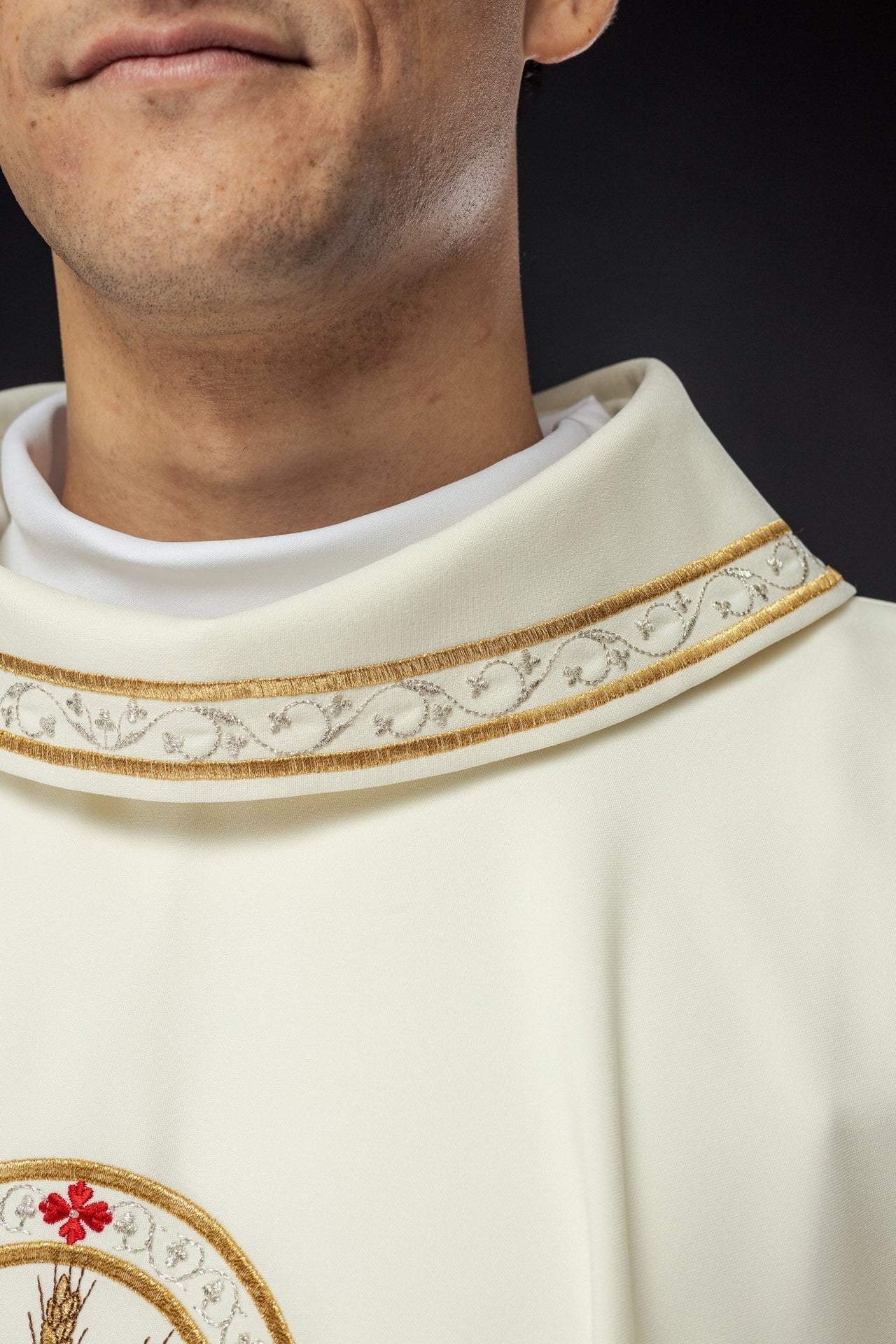 Ornat Liturgiczny Ecru z Haftem Pelikana - Symbolika Eucharystyczna - SZATYLITURGICZNE.PL