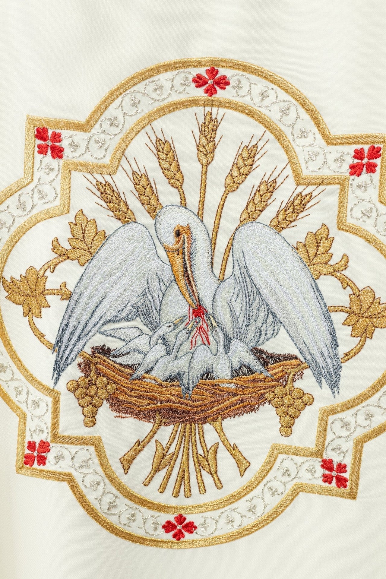 Ornat Liturgiczny Ecru z Haftem Pelikana - Symbolika Eucharystyczna - SZATYLITURGICZNE.PL