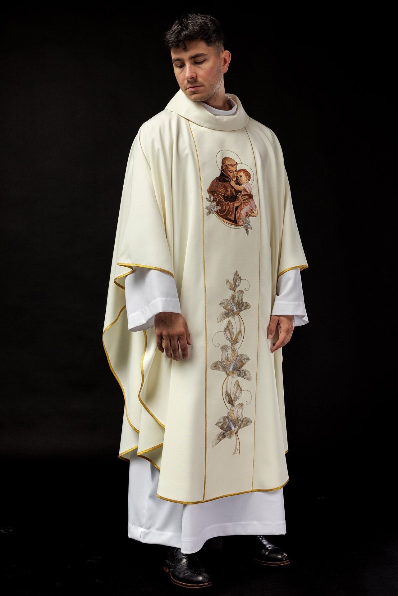 Ornat Liturgiczny Ecru z Haftem Św. Antoniego - Polski Produkt - SZATYLITURGICZNE.PL