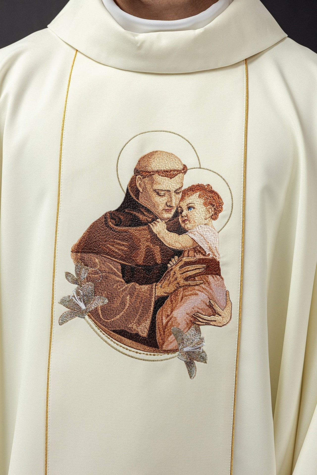 Ornat Liturgiczny Ecru z Haftem Św. Antoniego - Polski Produkt - SZATYLITURGICZNE.PL