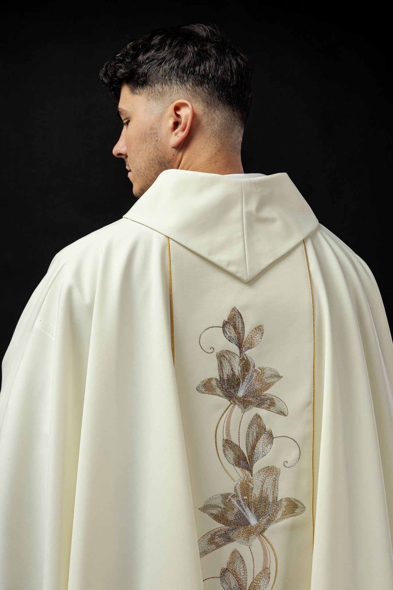 Ornat Liturgiczny Ecru z Haftem Św. Antoniego - Polski Produkt - SZATYLITURGICZNE.PL