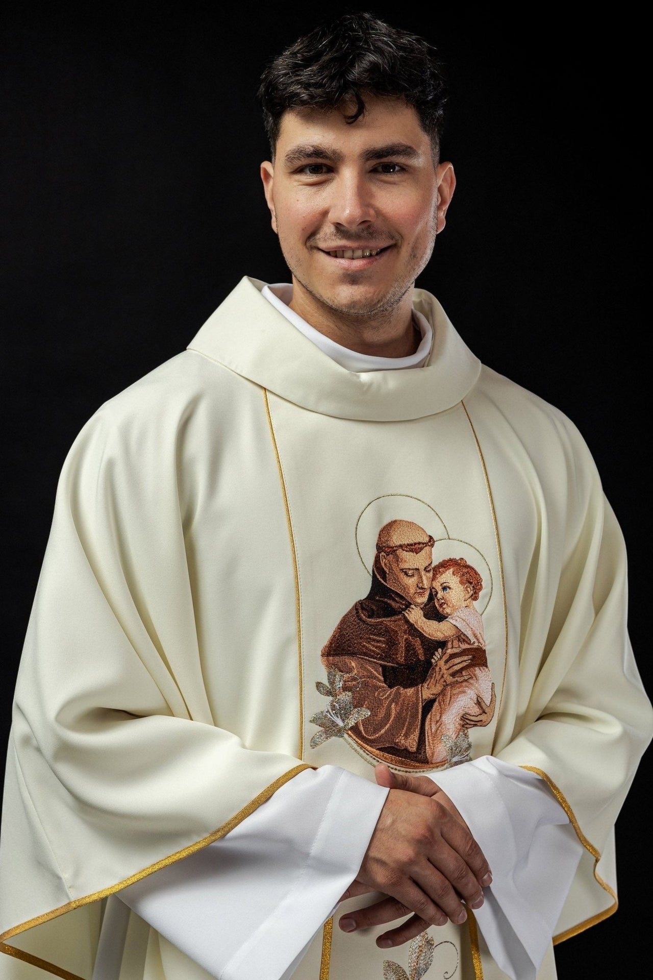 Ornat Liturgiczny Ecru z Haftem Św. Antoniego - Polski Produkt - SZATYLITURGICZNE.PL