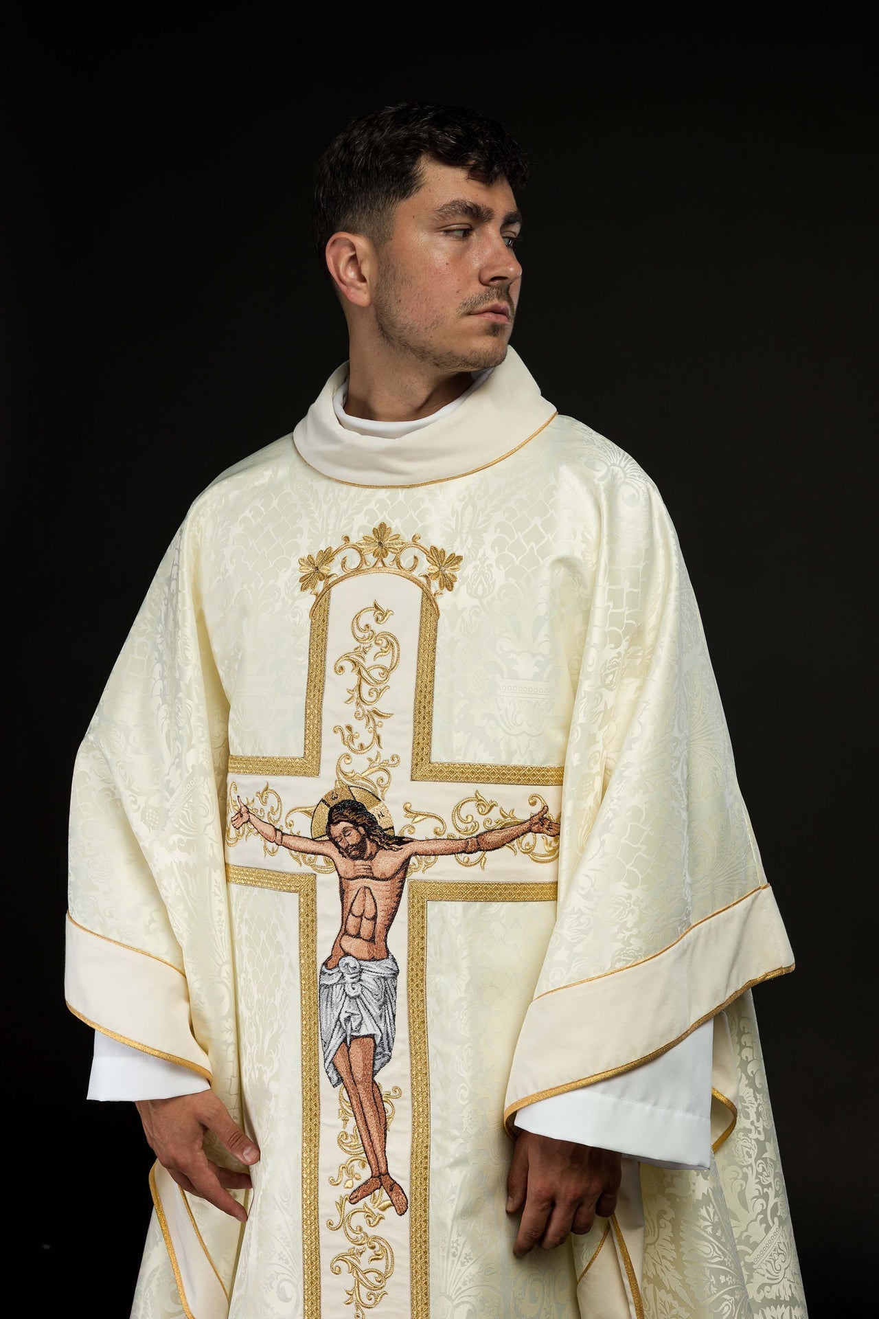 Ornat Liturgiczny Ecru z Haftem Ukrzyżowania - Polski Produkt - SZATYLITURGICZNE.PL