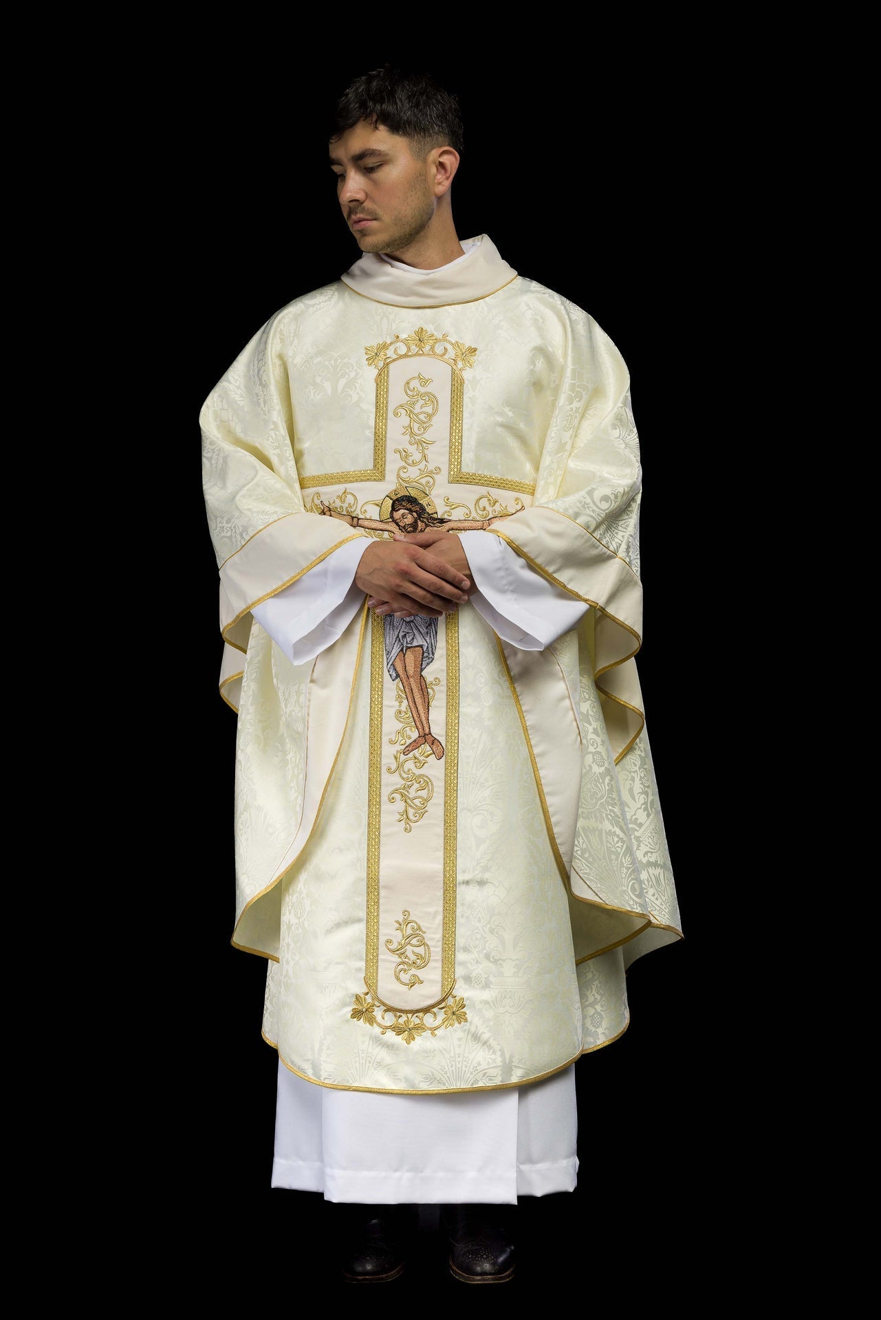 Ornat Liturgiczny Ecru z Haftem Ukrzyżowania - Polski Produkt - SZATYLITURGICZNE.PL