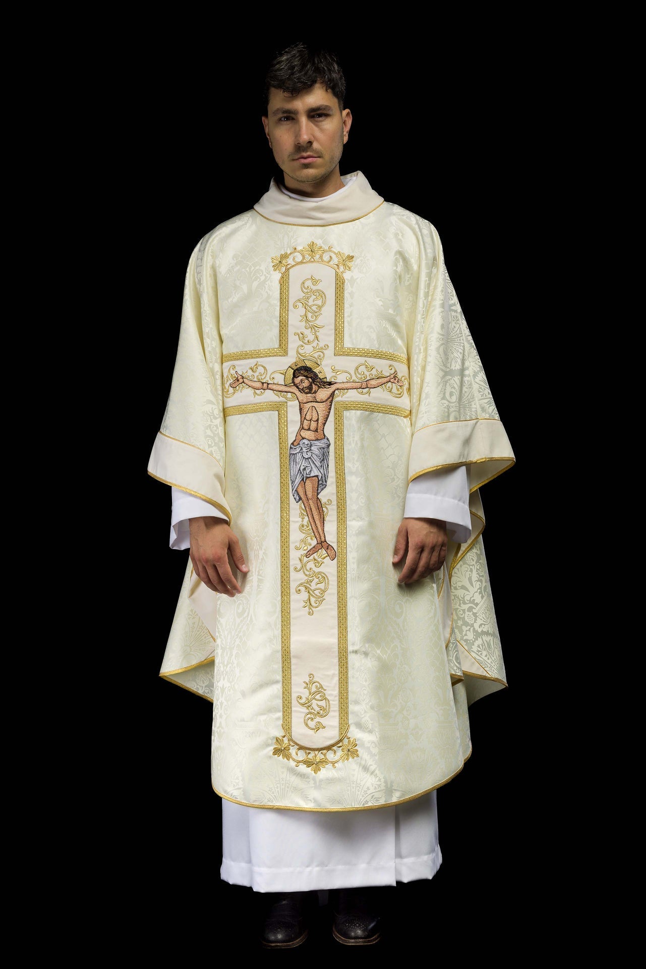 Ornat Liturgiczny Ecru z Haftem Ukrzyżowania - Polski Produkt - SZATYLITURGICZNE.PL