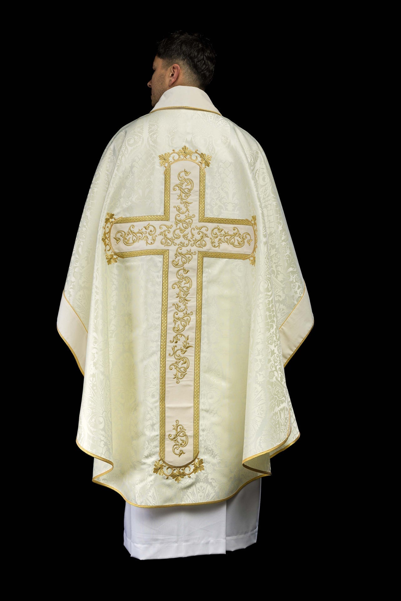 Ornat Liturgiczny Ecru z Haftem Ukrzyżowania - Polski Produkt - SZATYLITURGICZNE.PL