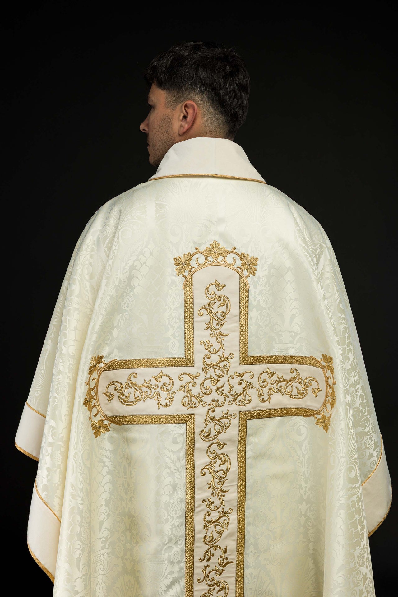 Ornat Liturgiczny Ecru z Haftem Ukrzyżowania - Polski Produkt - SZATYLITURGICZNE.PL