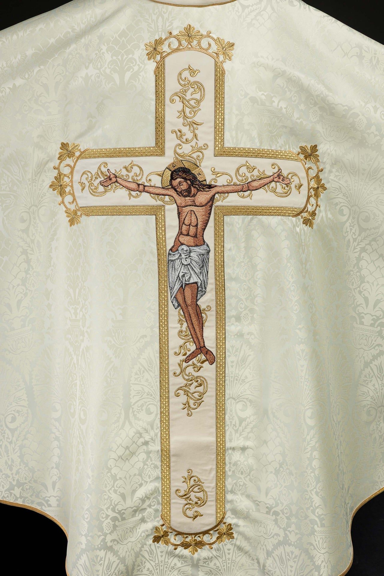 Ornat Liturgiczny Ecru z Haftem Ukrzyżowania - Polski Produkt - SZATYLITURGICZNE.PL