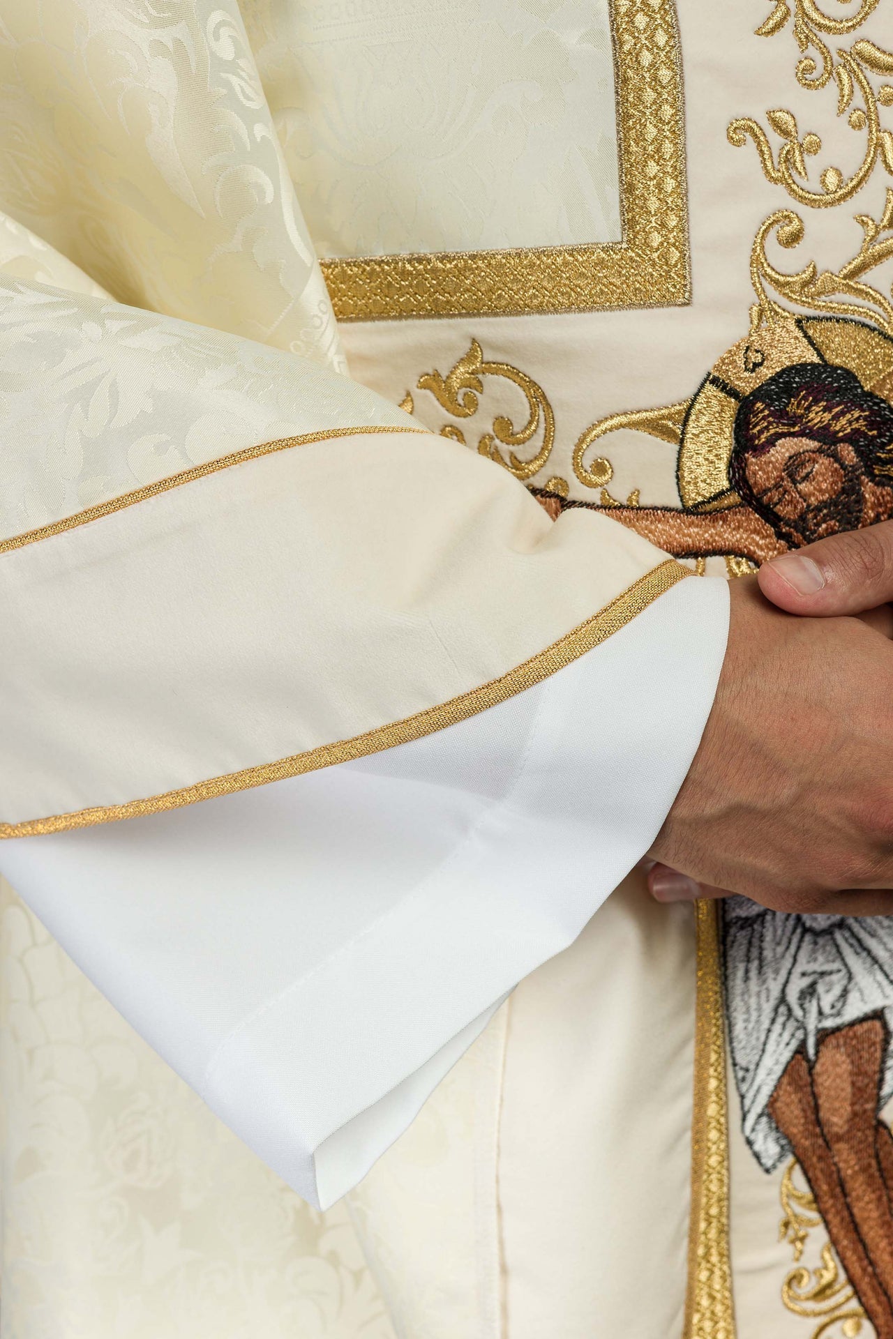 Ornat Liturgiczny Ecru z Haftem Ukrzyżowania - Polski Produkt - SZATYLITURGICZNE.PL