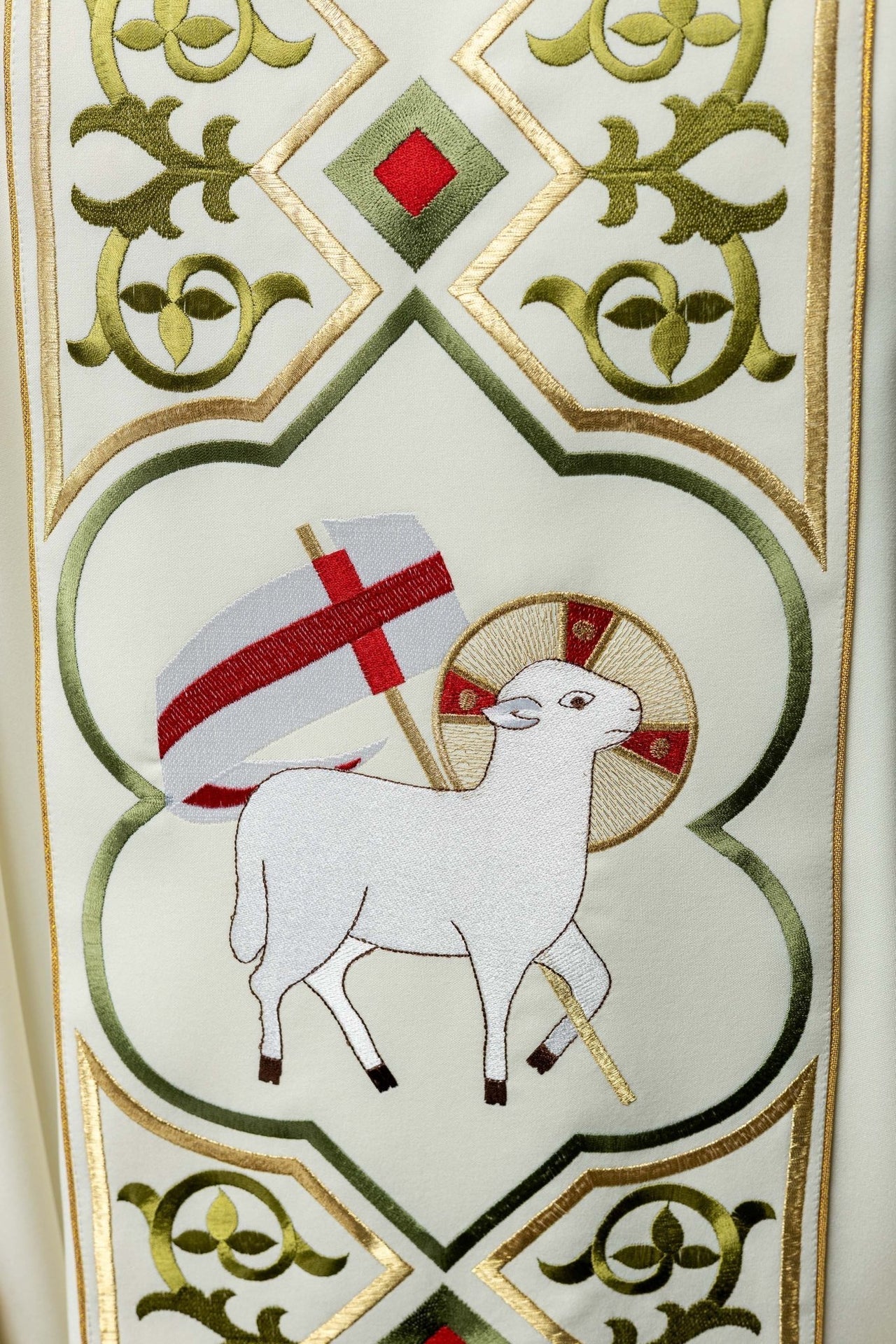 Ornat Liturgiczny Ecru z Haftowanym Barankiem Bożym - SZATYLITURGICZNE.PL