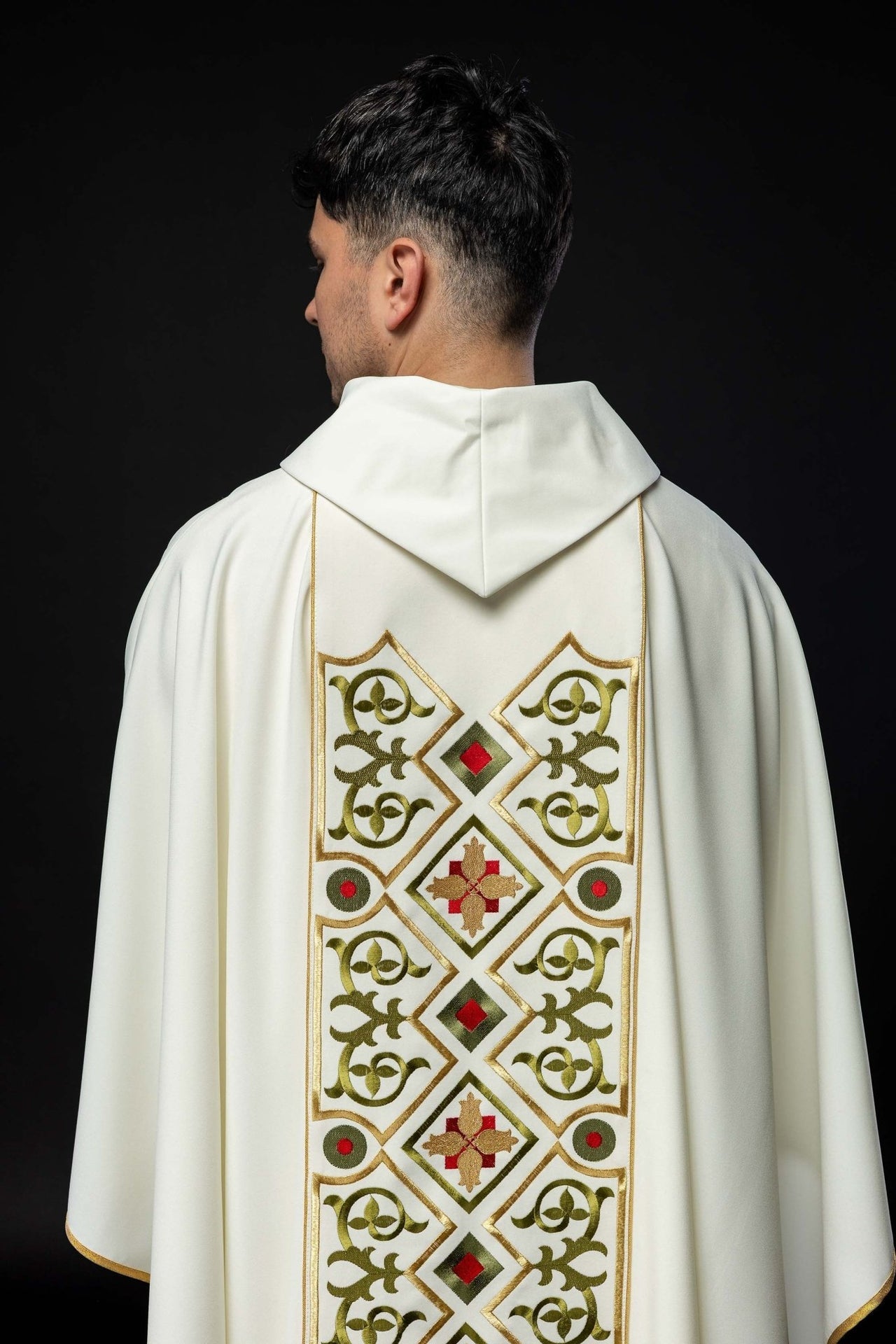 Ornat Liturgiczny Ecru z Haftowanym Barankiem Bożym - SZATYLITURGICZNE.PL