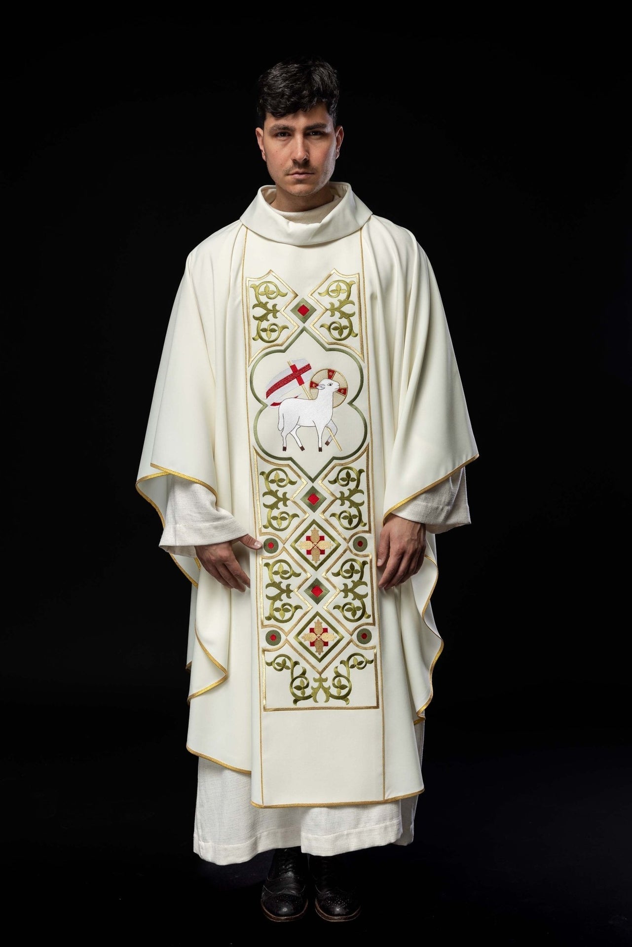 Ornat Liturgiczny Ecru z Haftowanym Barankiem Bożym - SZATYLITURGICZNE.PL