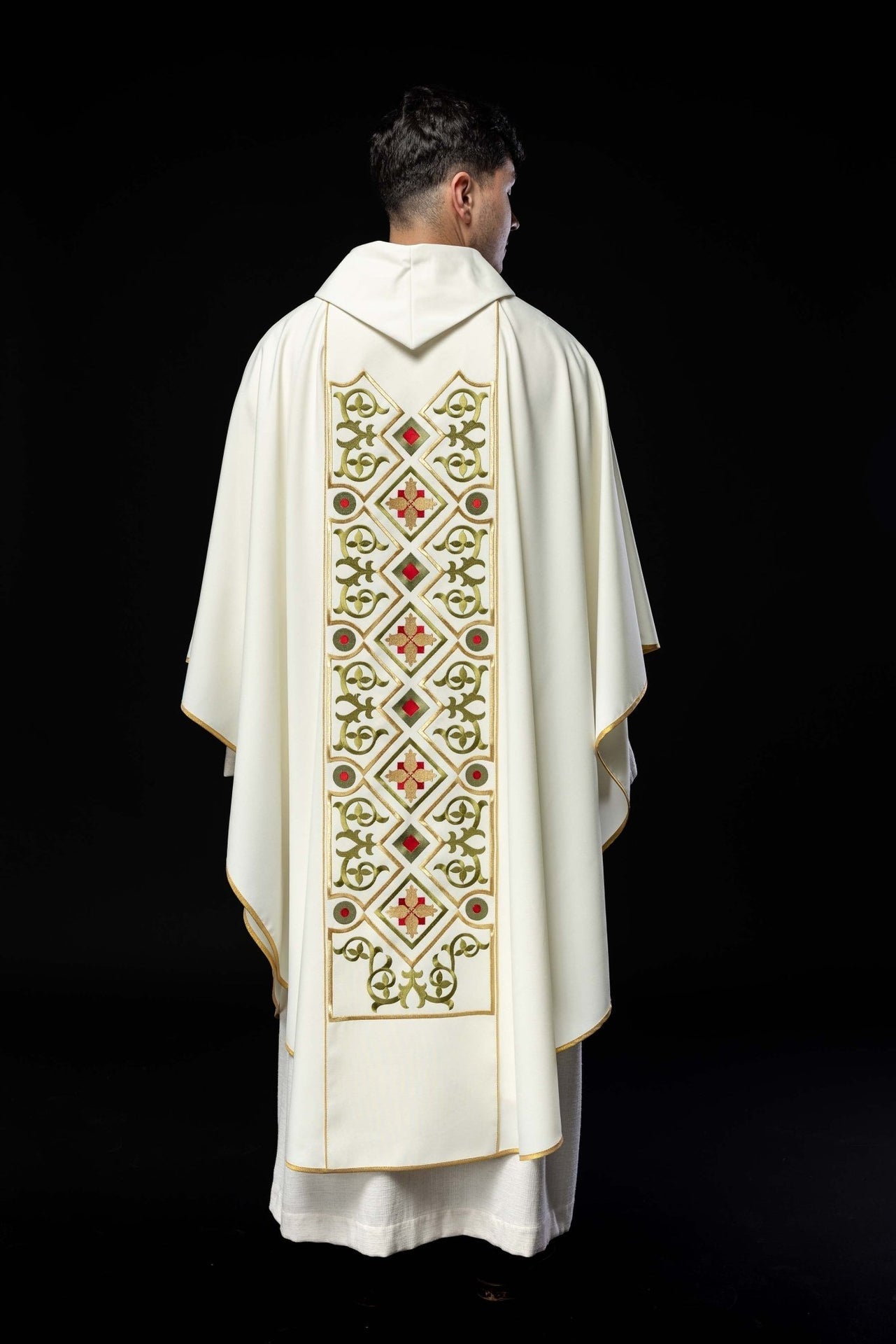 Ornat Liturgiczny Ecru z Haftowanym Barankiem Bożym - SZATYLITURGICZNE.PL