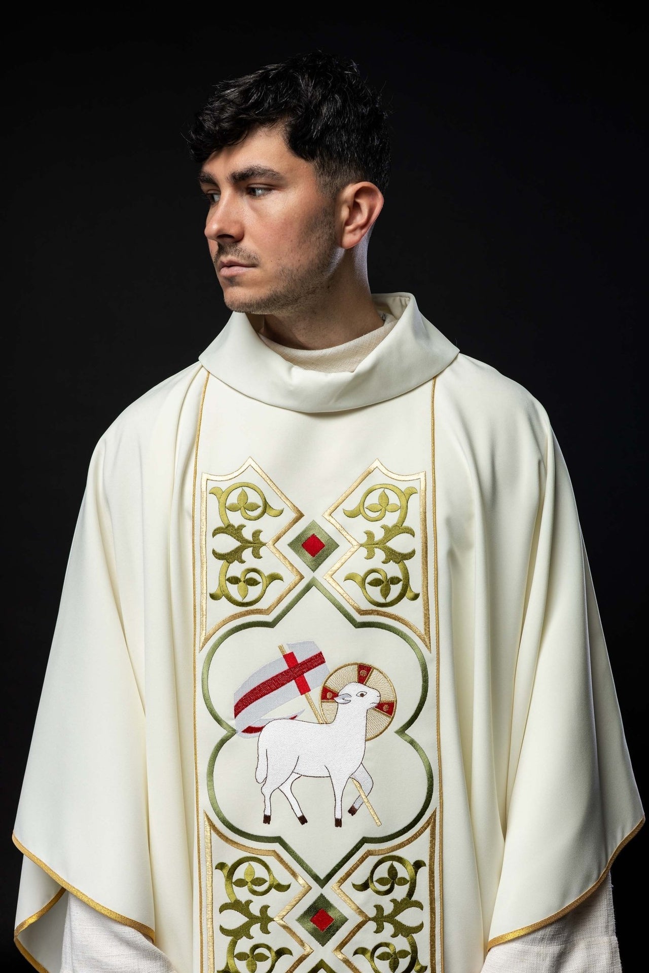 Ornat Liturgiczny Ecru z Haftowanym Barankiem Bożym - SZATYLITURGICZNE.PL