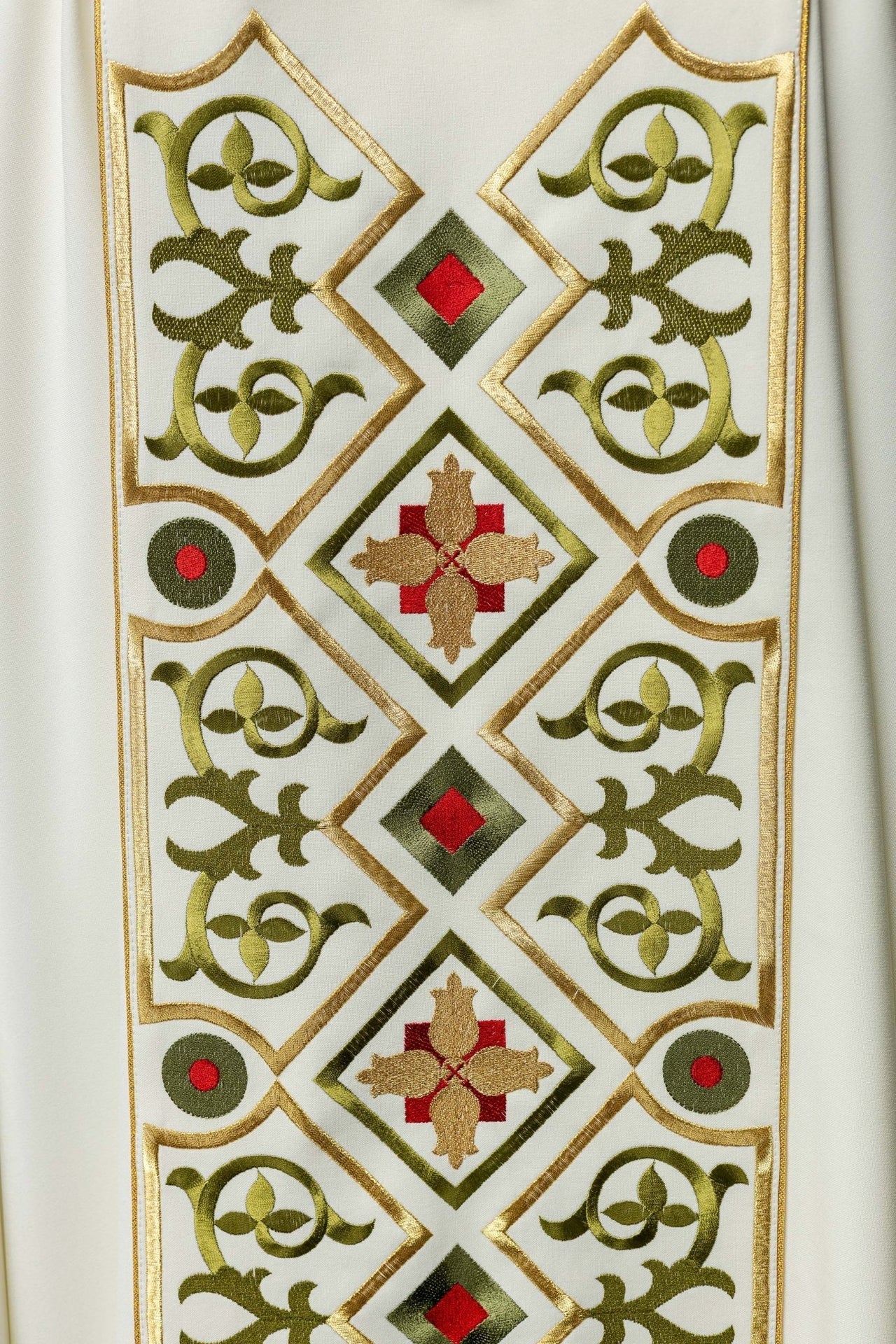 Ornat Liturgiczny Ecru z Haftowanym Barankiem Bożym - SZATYLITURGICZNE.PL