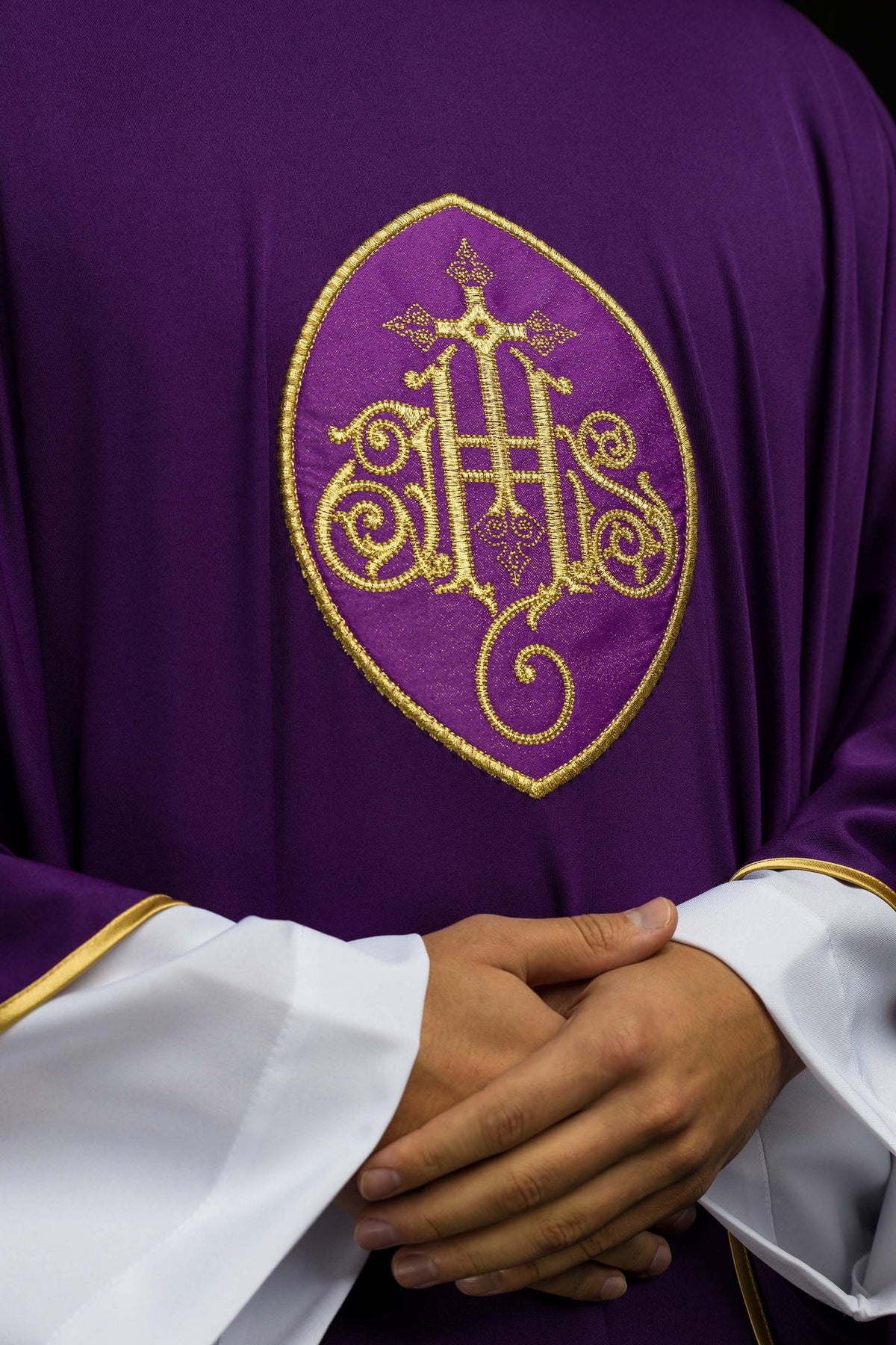 Ornat Liturgiczny Ecru z Haftowanym IHS - SACROLITE - SZATYLITURGICZNE.PL