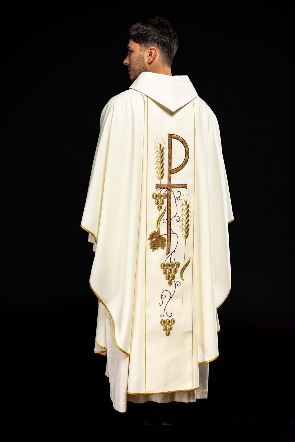 Ornat Liturgiczny Ecru z Haftowanym Kielichem IHS - Elegancki - SZATYLITURGICZNE.PL