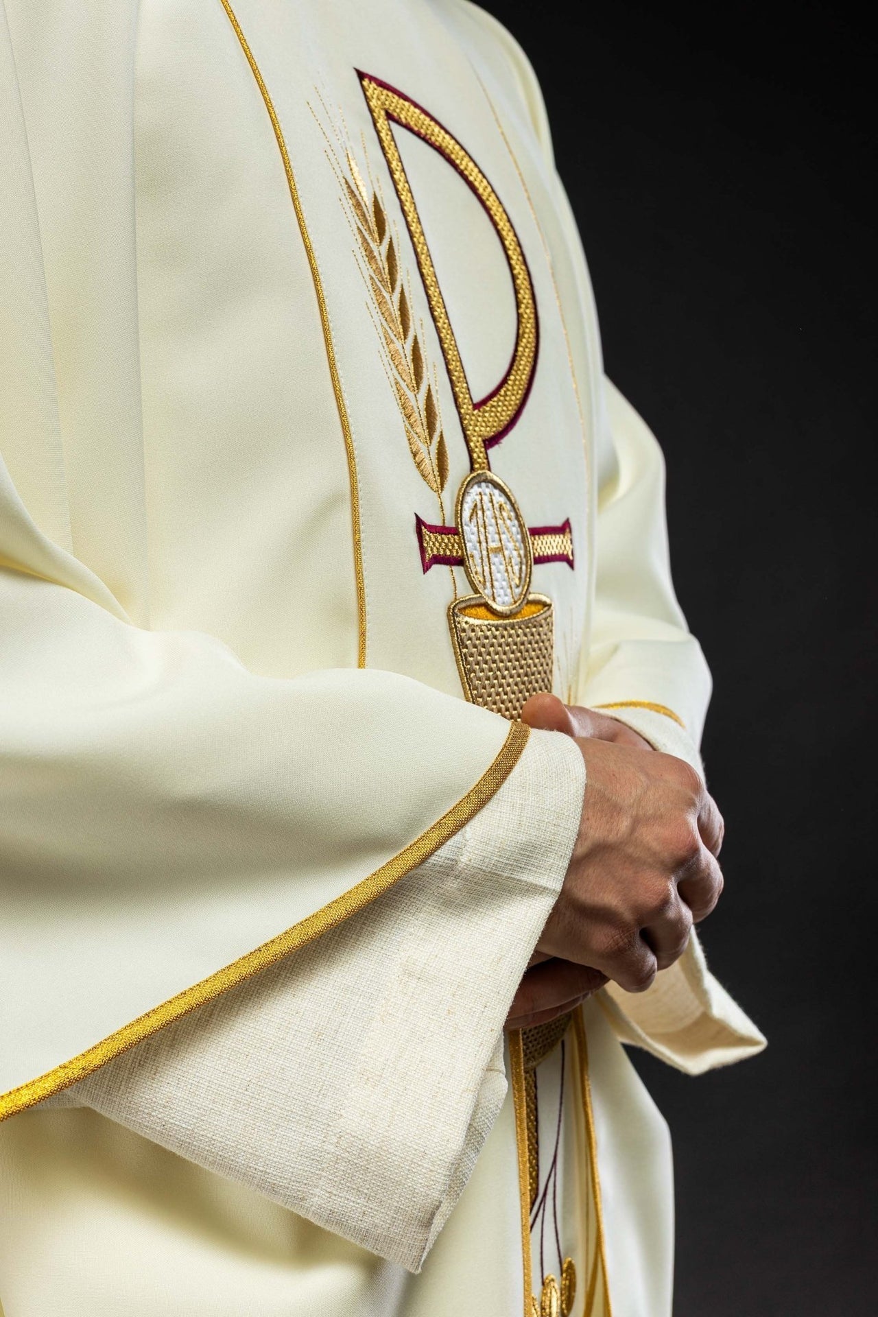 Ornat Liturgiczny Ecru z Haftowanym Kielichem IHS - Elegancki - SZATYLITURGICZNE.PL