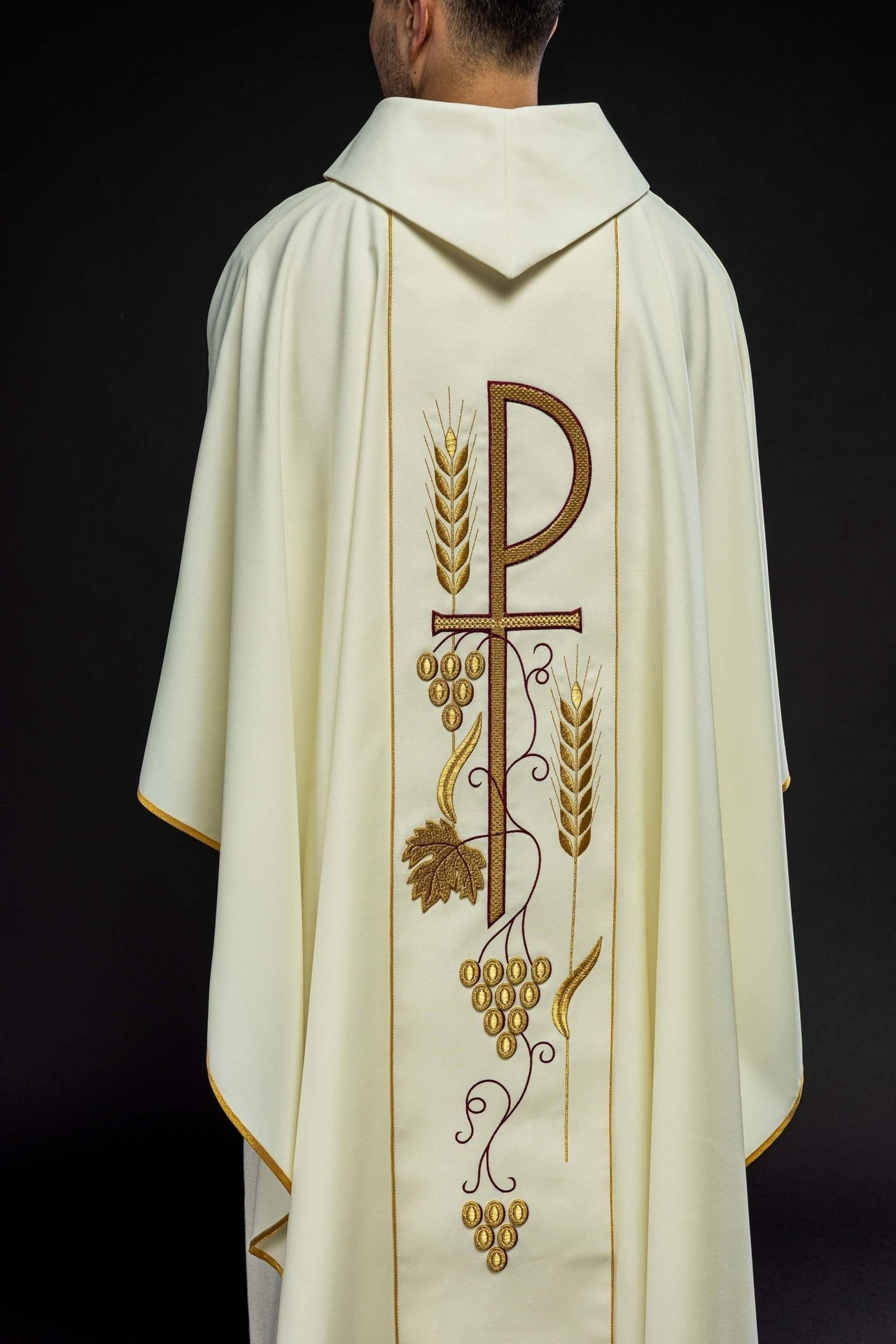 Ornat Liturgiczny Ecru z Haftowanym Kielichem IHS - Elegancki - SZATYLITURGICZNE.PL
