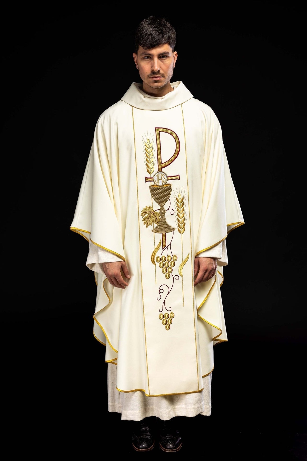 Ornat Liturgiczny Ecru z Haftowanym Kielichem IHS - Elegancki - SZATYLITURGICZNE.PL