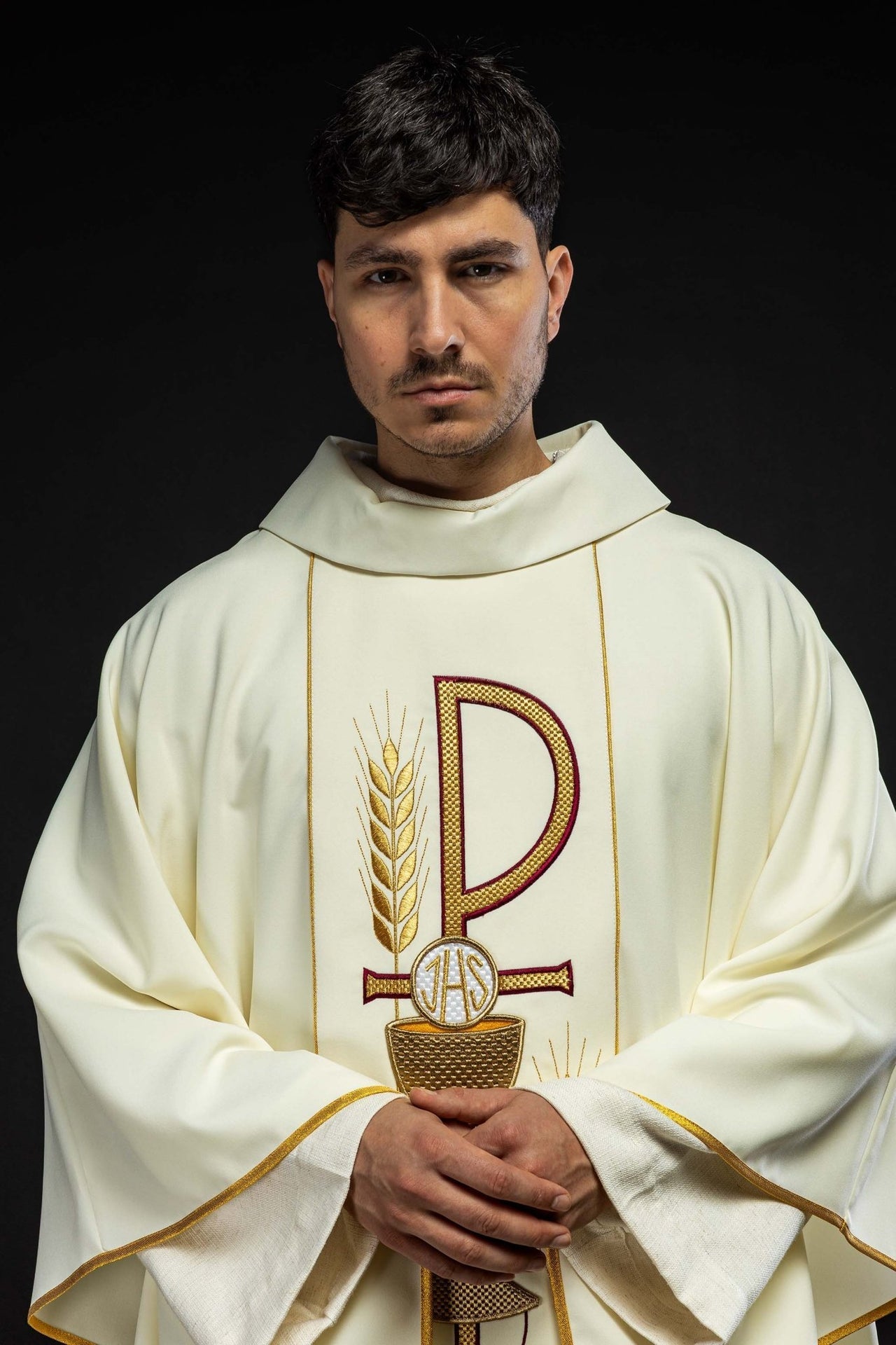 Ornat Liturgiczny Ecru z Haftowanym Kielichem IHS - Elegancki - SZATYLITURGICZNE.PL