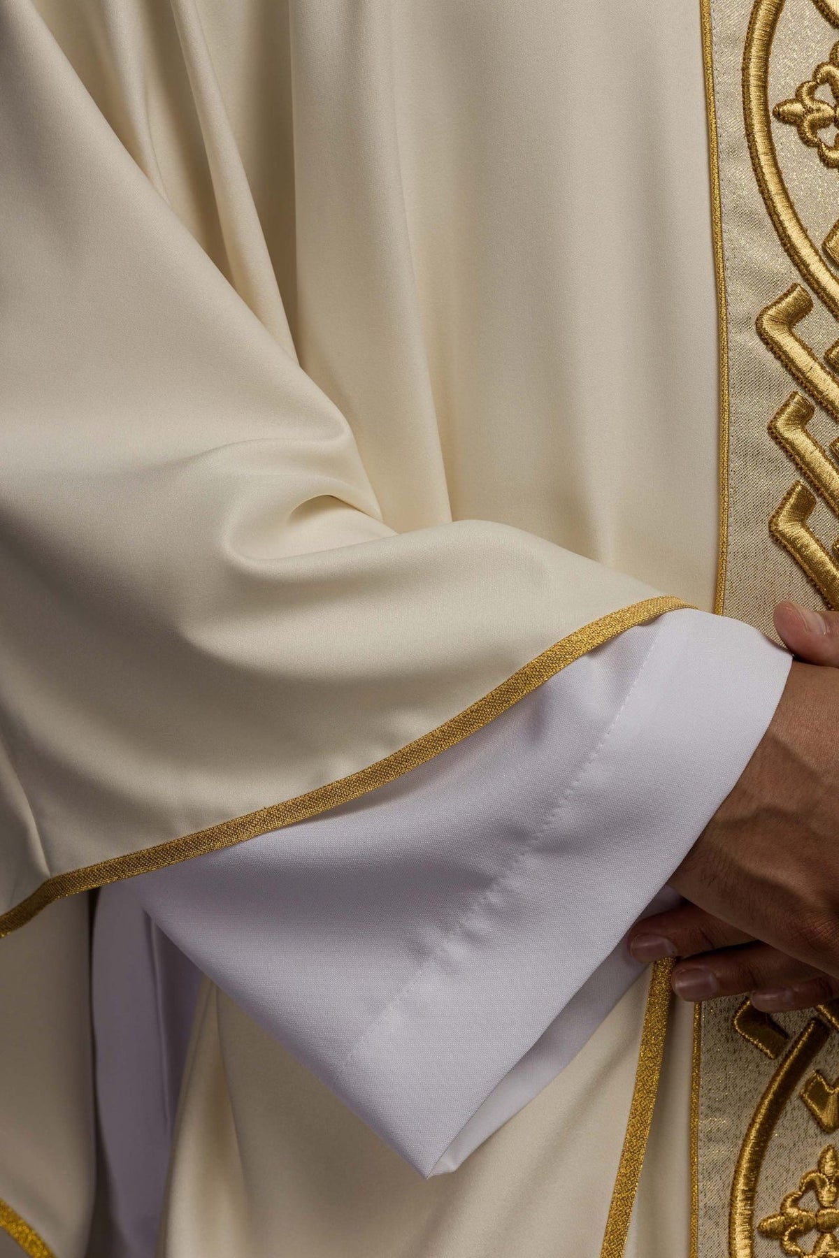 Ornat Liturgiczny Ecru z Haftowanym Krzyżem - Elegancki i Polski - SZATYLITURGICZNE.PL
