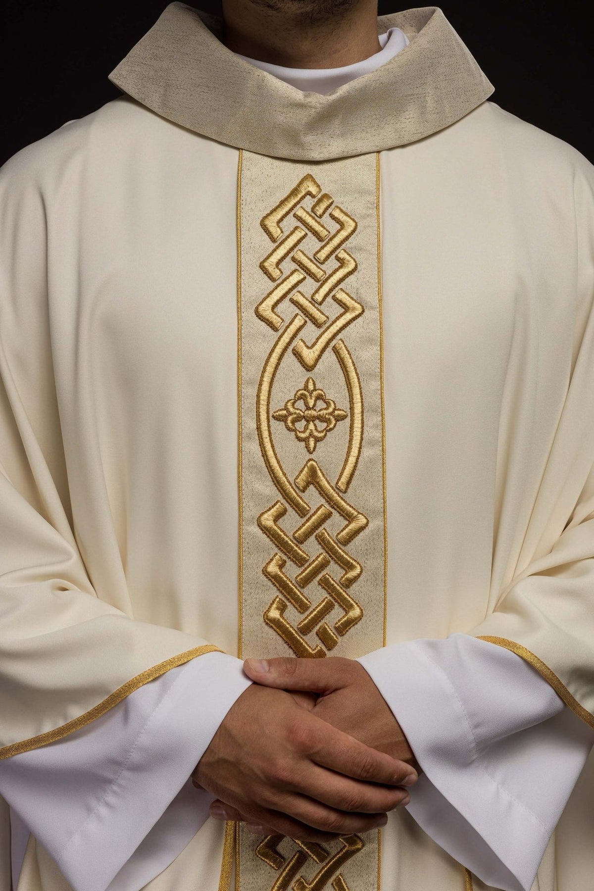 Ornat Liturgiczny Ecru z Haftowanym Krzyżem - Elegancki i Polski - SZATYLITURGICZNE.PL