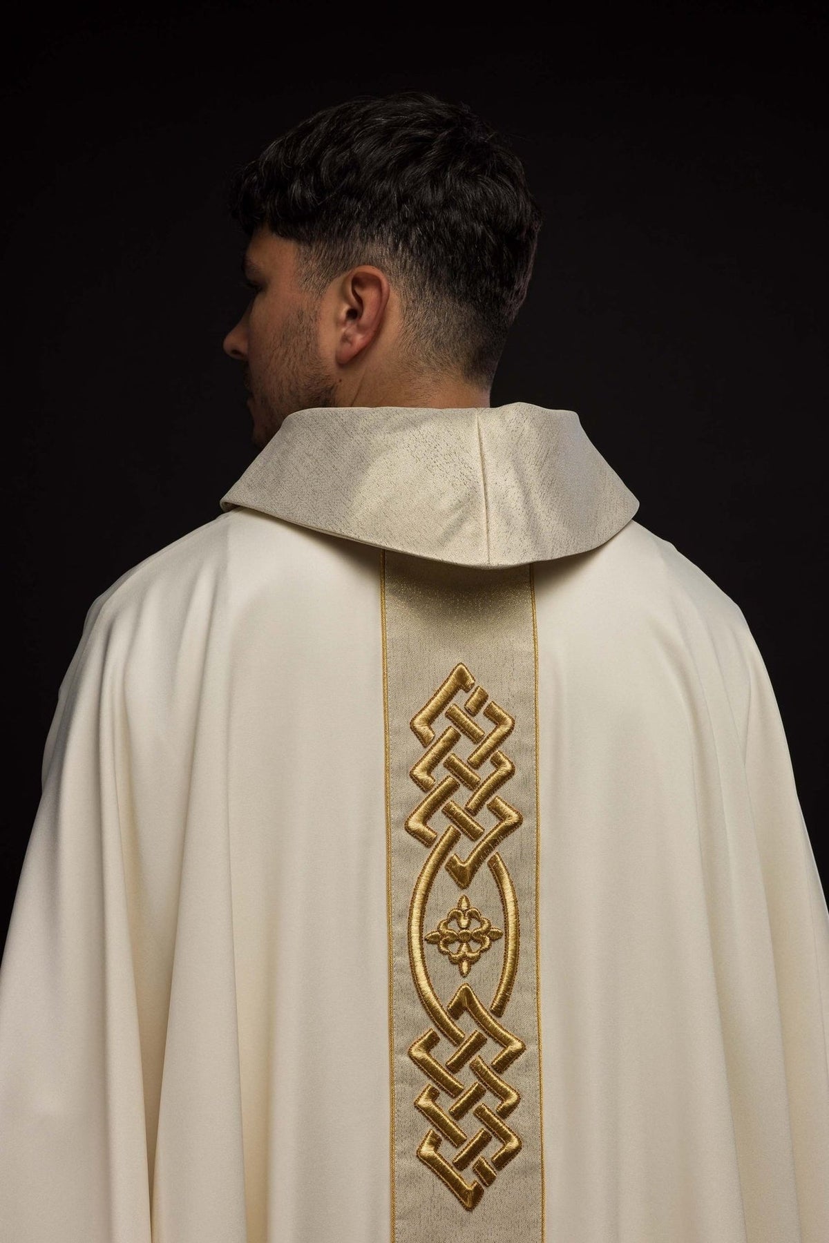 Ornat Liturgiczny Ecru z Haftowanym Krzyżem - Elegancki i Polski - SZATYLITURGICZNE.PL