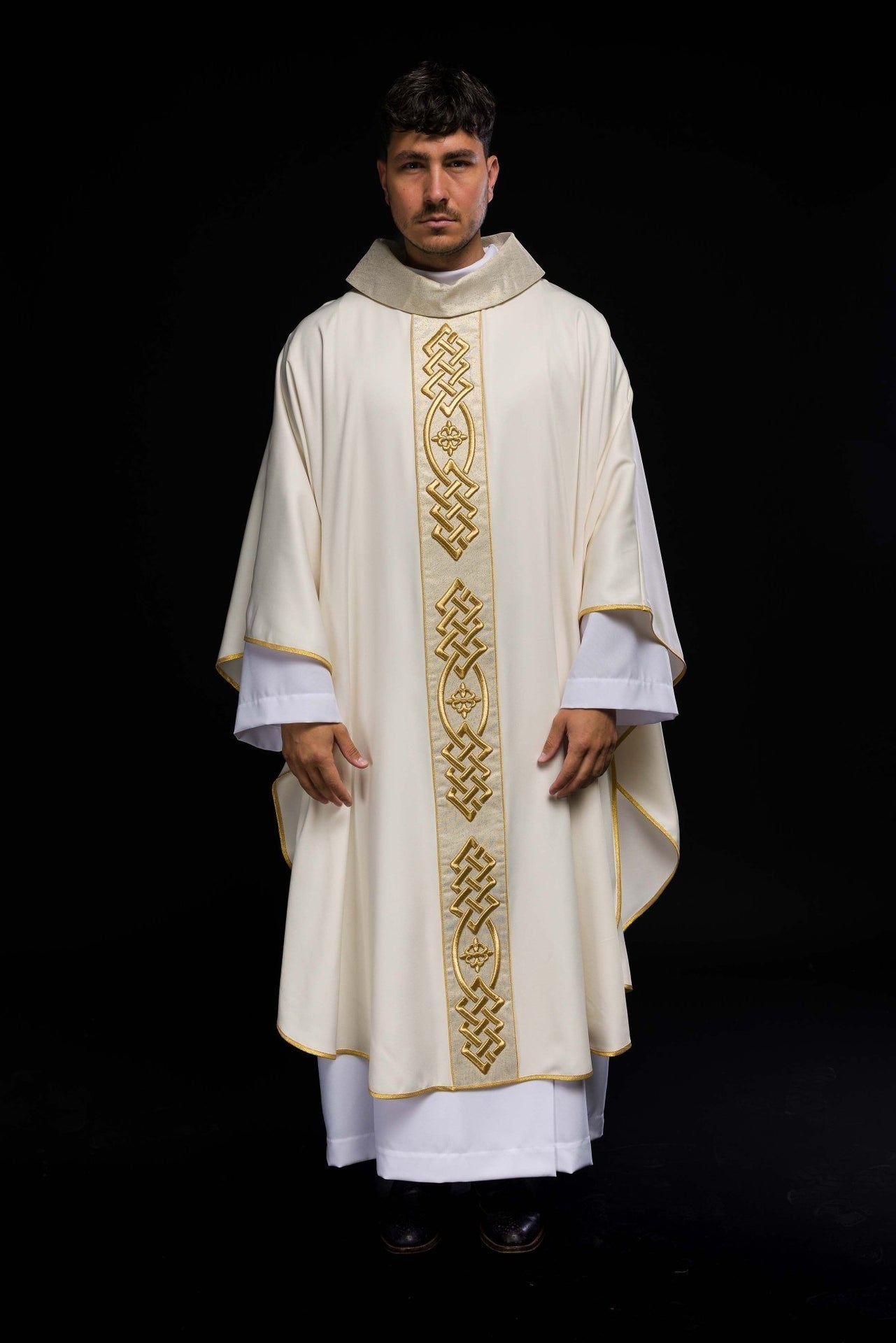 Ornat Liturgiczny Ecru z Haftowanym Krzyżem - Elegancki i Polski - SZATYLITURGICZNE.PL