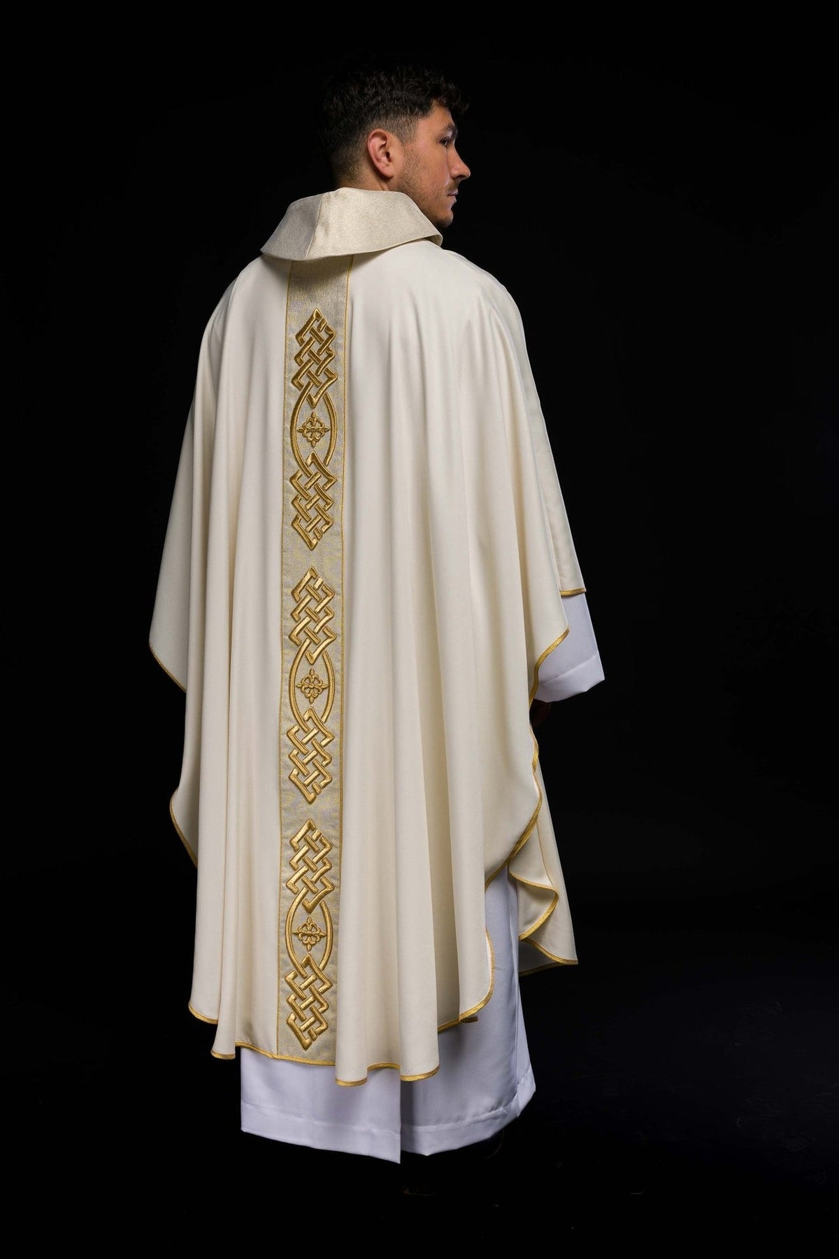 Ornat Liturgiczny Ecru z Haftowanym Krzyżem - Elegancki i Polski - SZATYLITURGICZNE.PL