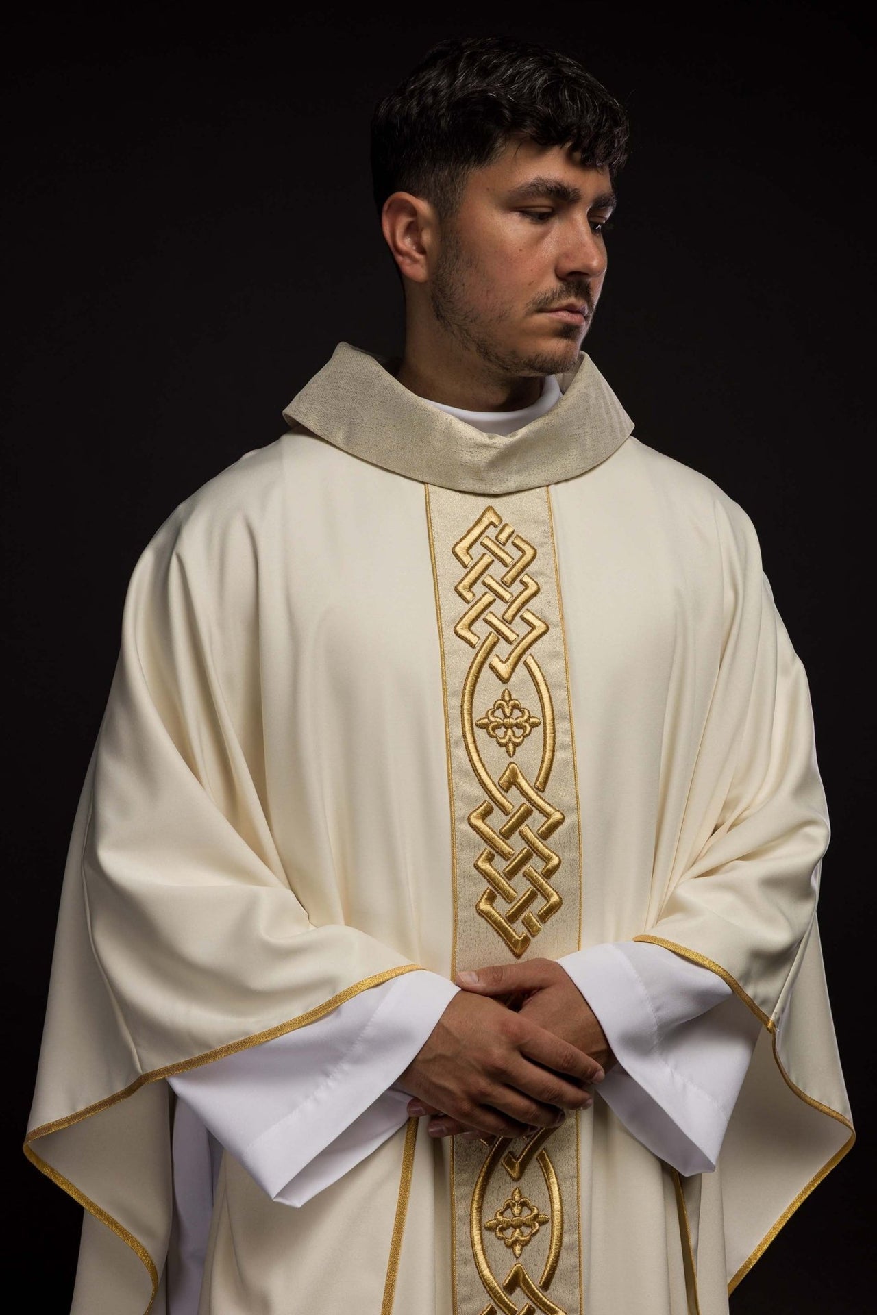 Ornat Liturgiczny Ecru z Haftowanym Krzyżem - Elegancki i Polski - SZATYLITURGICZNE.PL