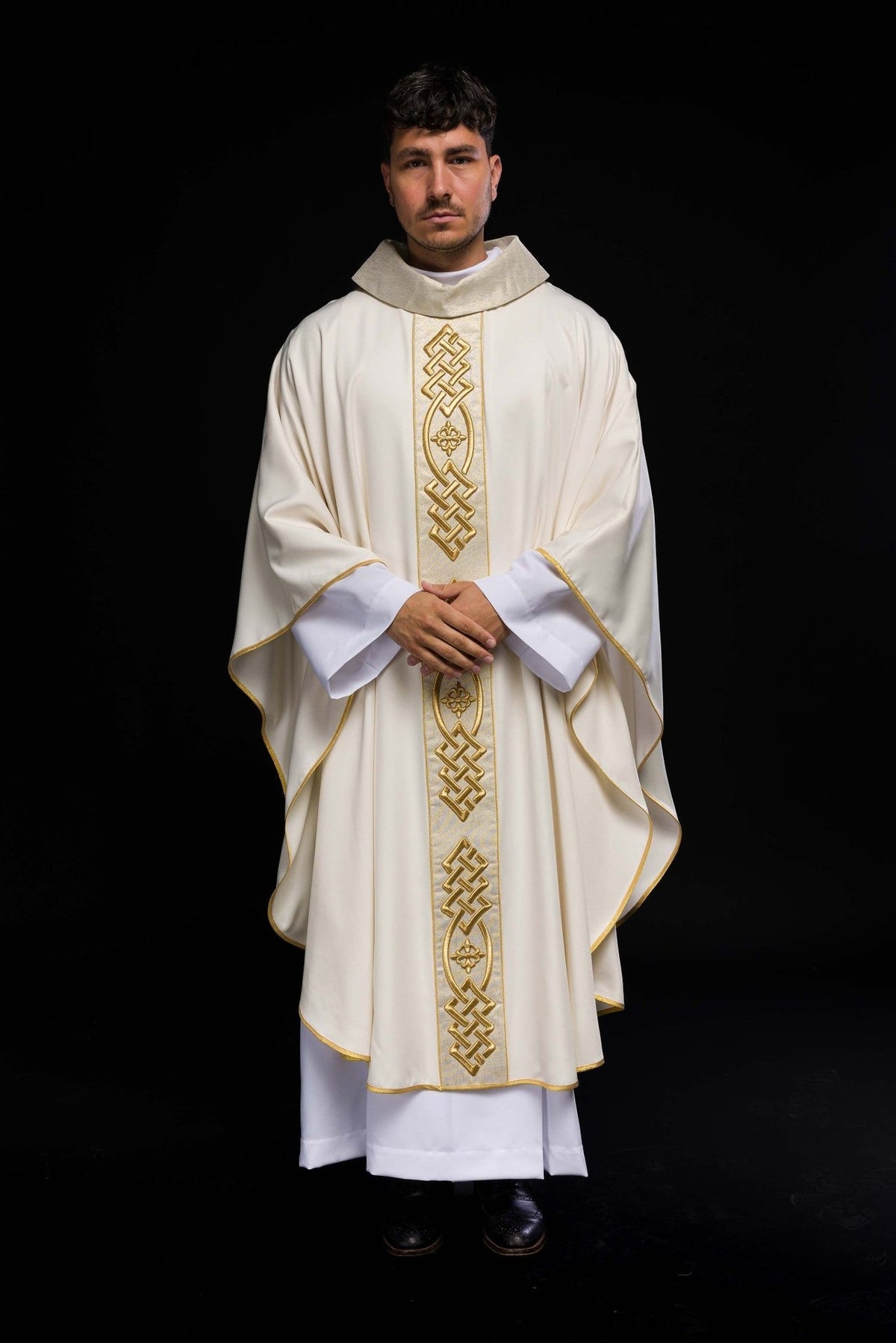 Ornat Liturgiczny Ecru z Haftowanym Krzyżem - Elegancki i Polski - SZATYLITURGICZNE.PL