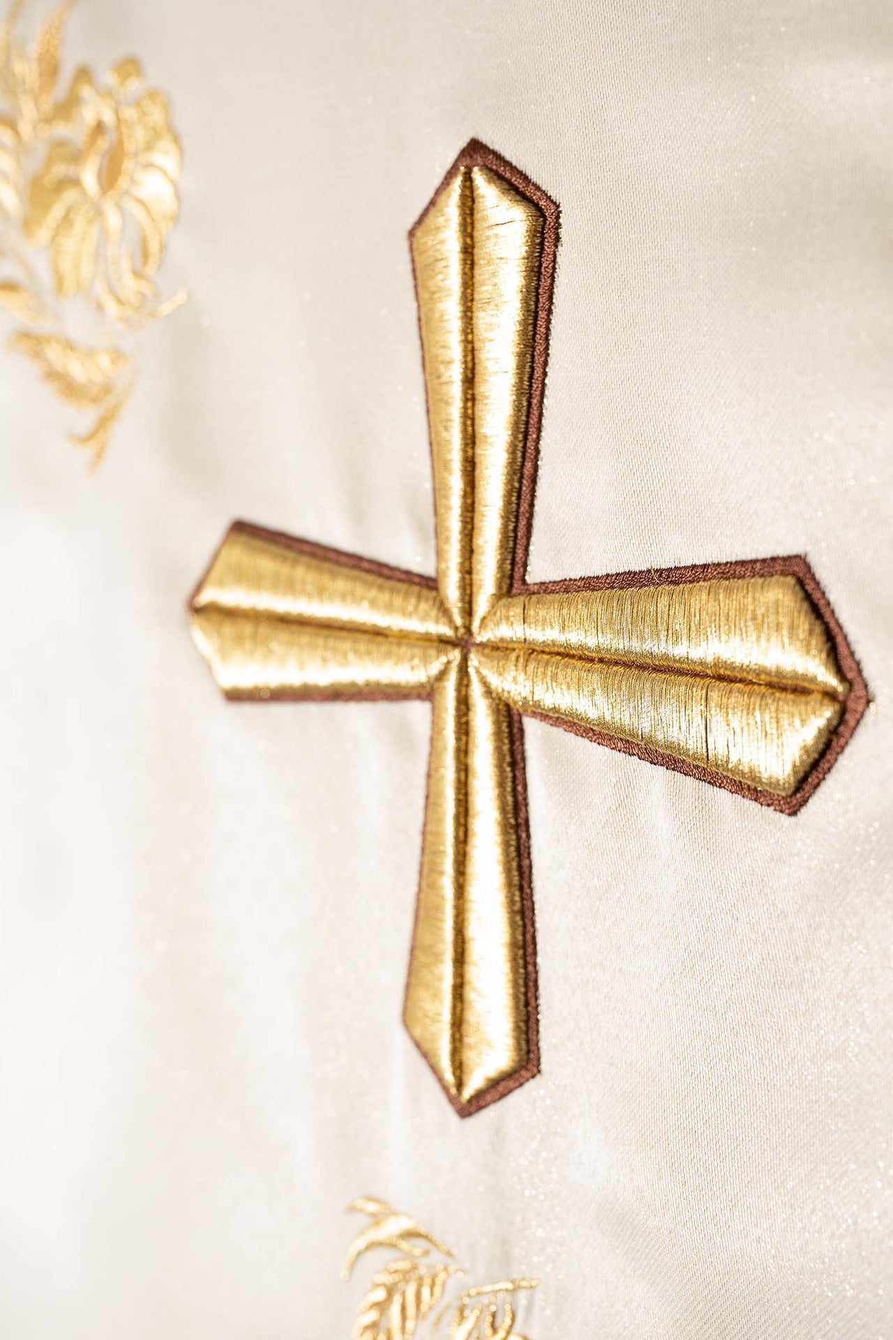 Ornat Liturgiczny Ecru z Haftowanym Krzyżem i Kołnierzem - SZATYLITURGICZNE.PL