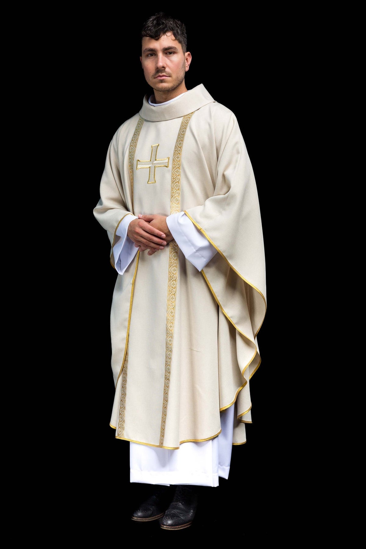 Ornat liturgiczny ecru z haftowanym krzyżem i taśmami żakardowymi - SZATYLITURGICZNE.PL