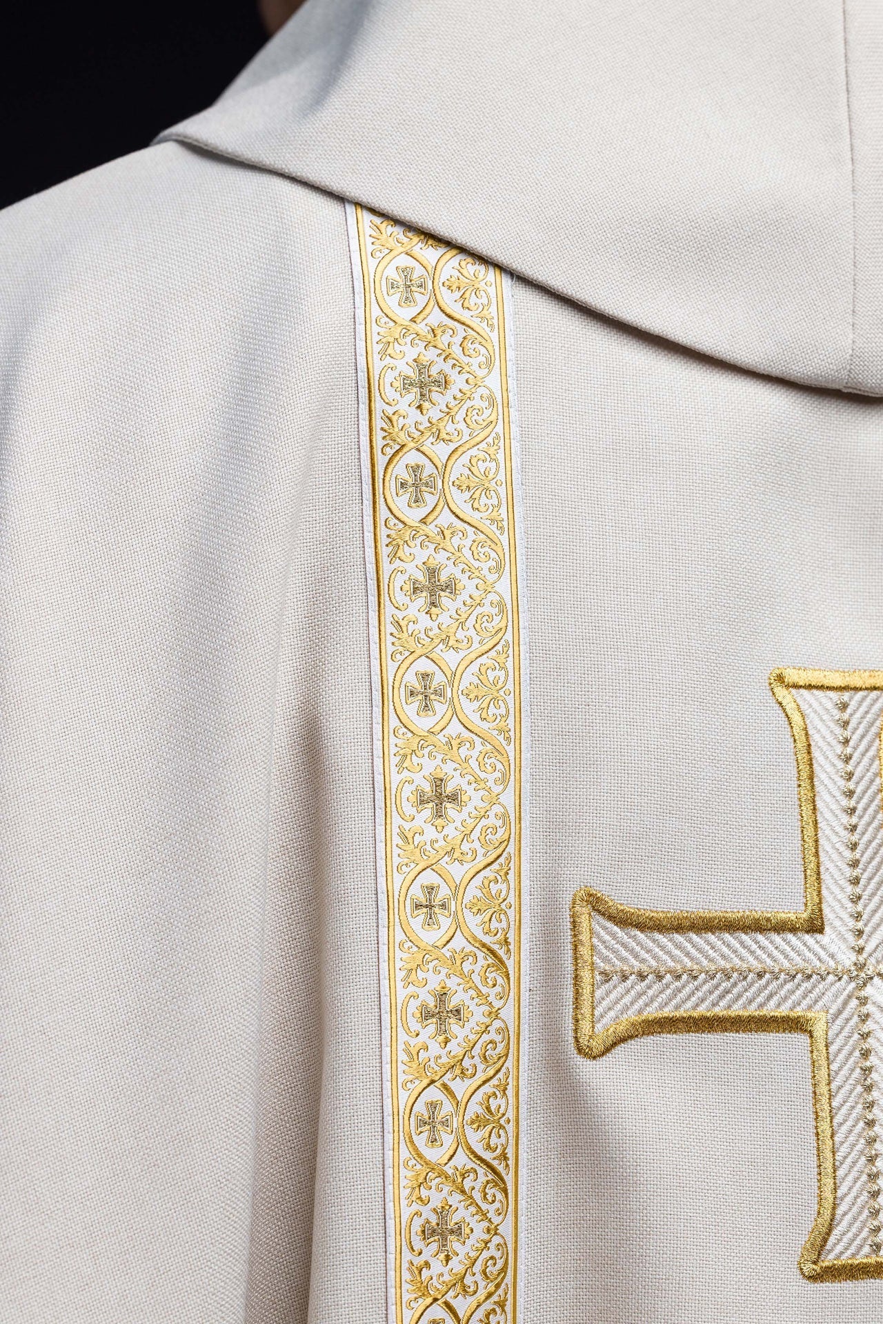 Ornat liturgiczny ecru z haftowanym krzyżem i taśmami żakardowymi - SZATYLITURGICZNE.PL