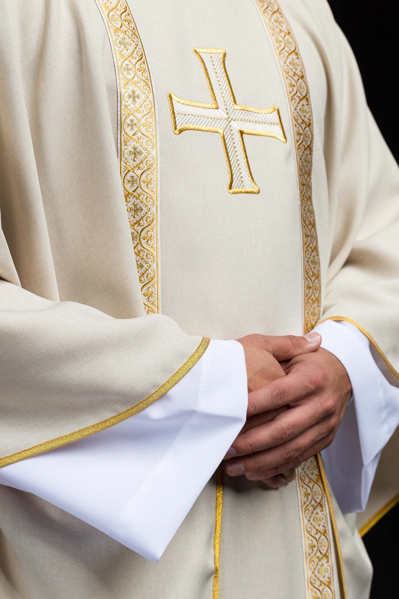 Ornat liturgiczny ecru z haftowanym krzyżem i taśmami żakardowymi - SZATYLITURGICZNE.PL