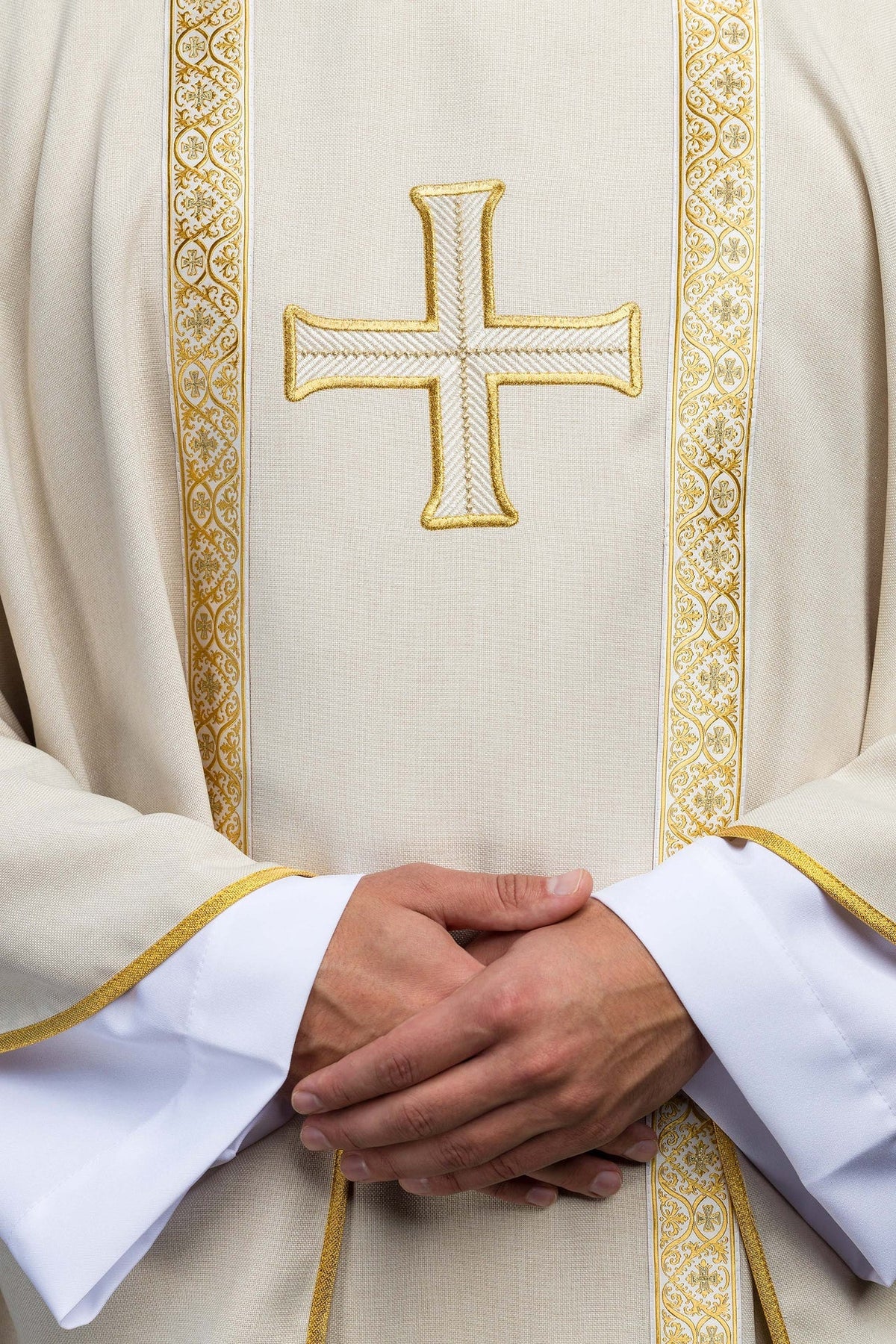Ornat liturgiczny ecru z haftowanym krzyżem i taśmami żakardowymi - SZATYLITURGICZNE.PL