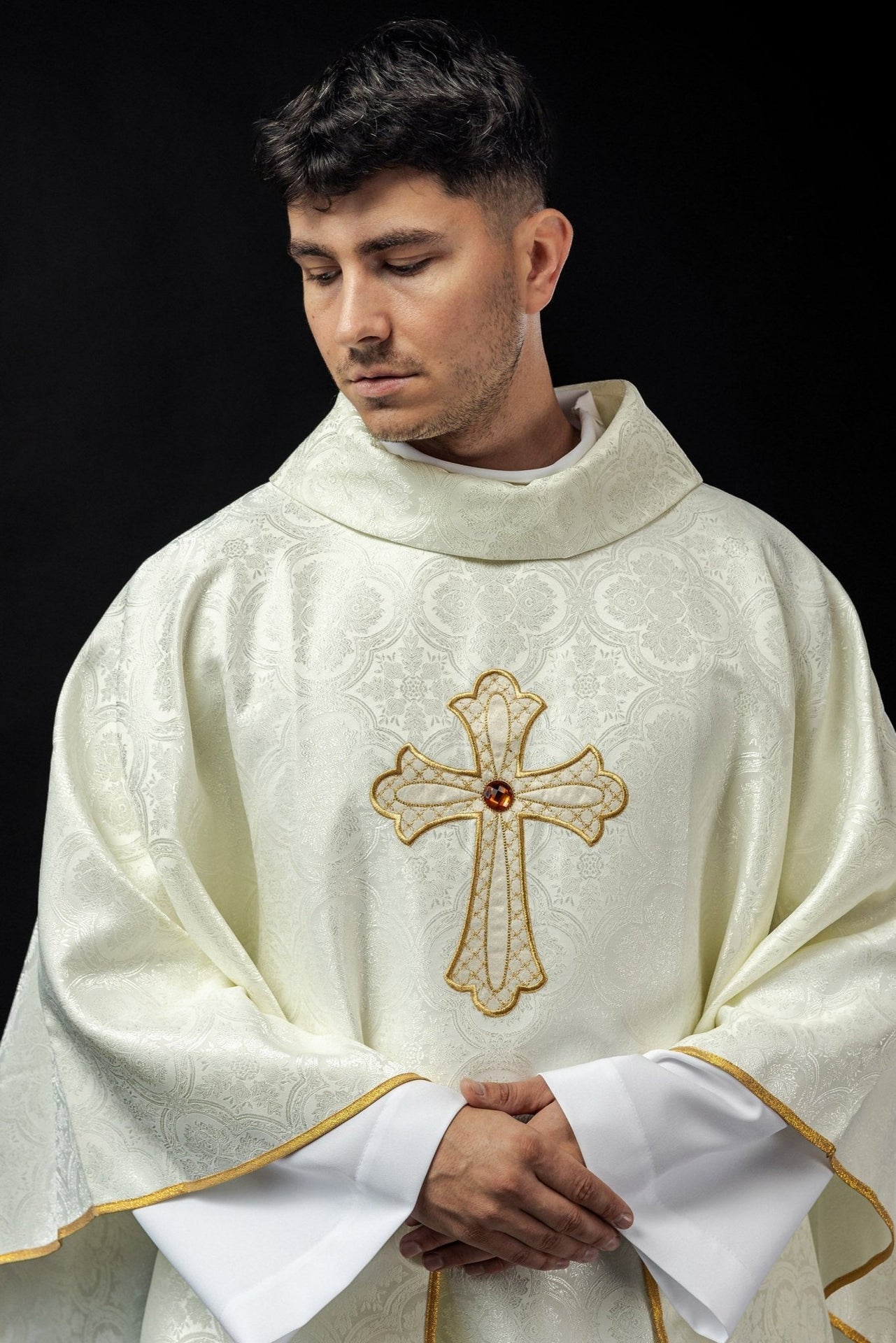 Ornat Liturgiczny Ecru z Haftowanym Krzyżem i Złotą Lamówką - SZATYLITURGICZNE.PL