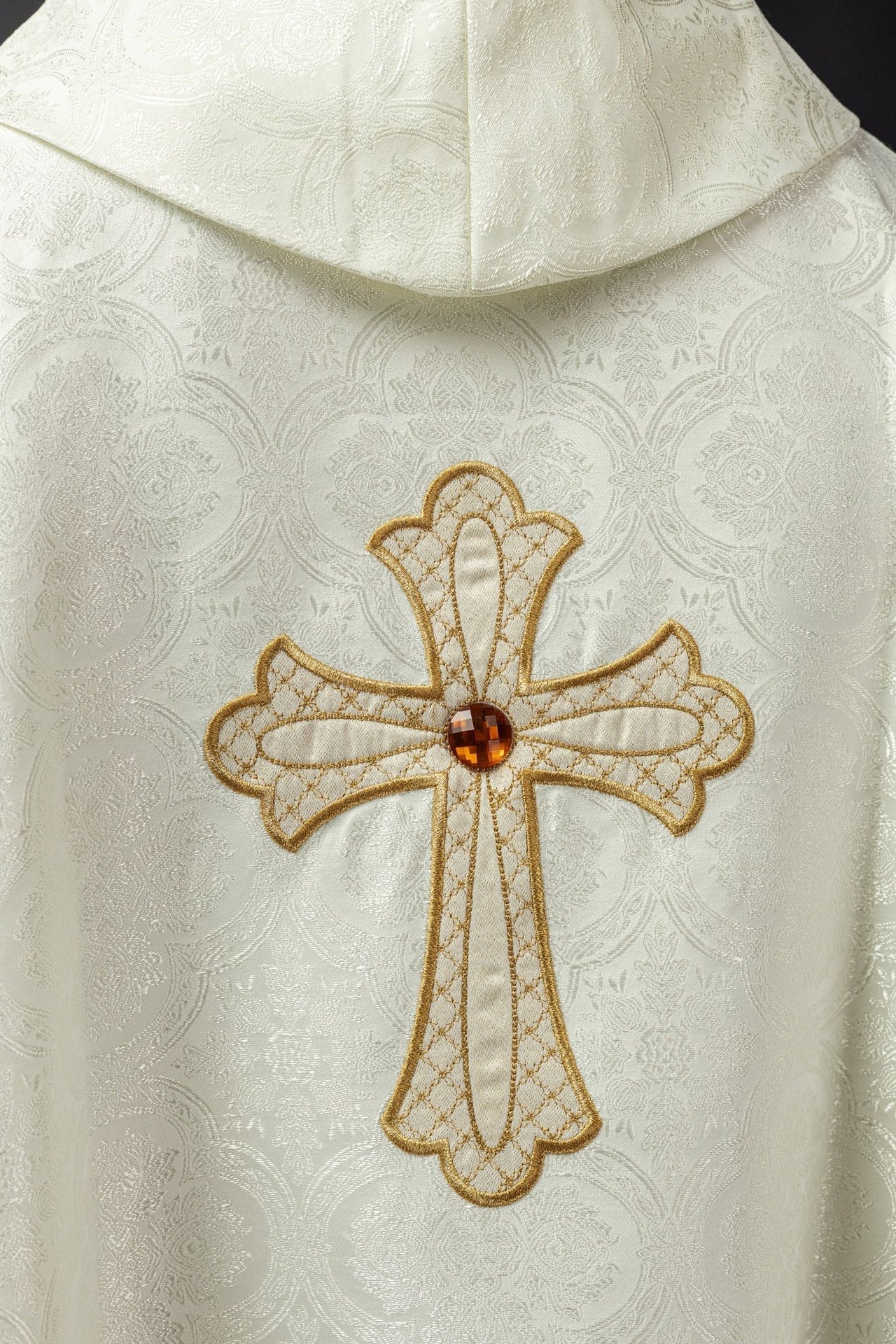 Ornat Liturgiczny Ecru z Haftowanym Krzyżem i Złotą Lamówką - SZATYLITURGICZNE.PL