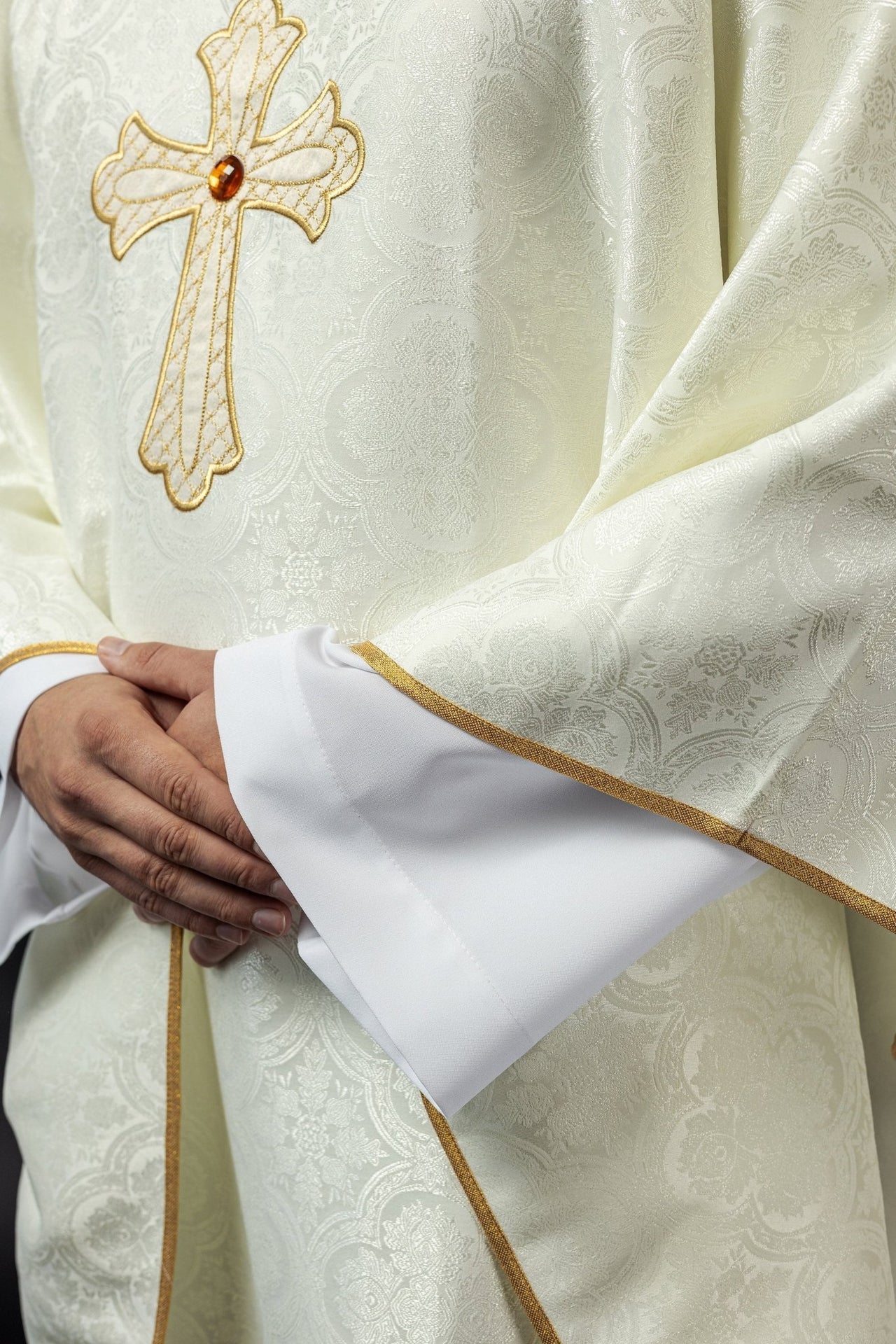 Ornat Liturgiczny Ecru z Haftowanym Krzyżem i Złotą Lamówką - SZATYLITURGICZNE.PL