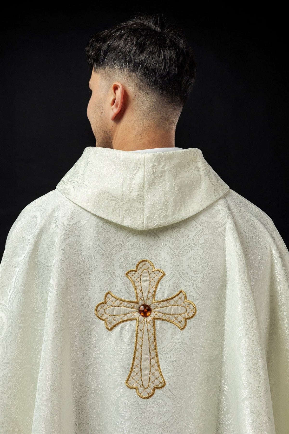Ornat Liturgiczny Ecru z Haftowanym Krzyżem i Złotą Lamówką - SZATYLITURGICZNE.PL