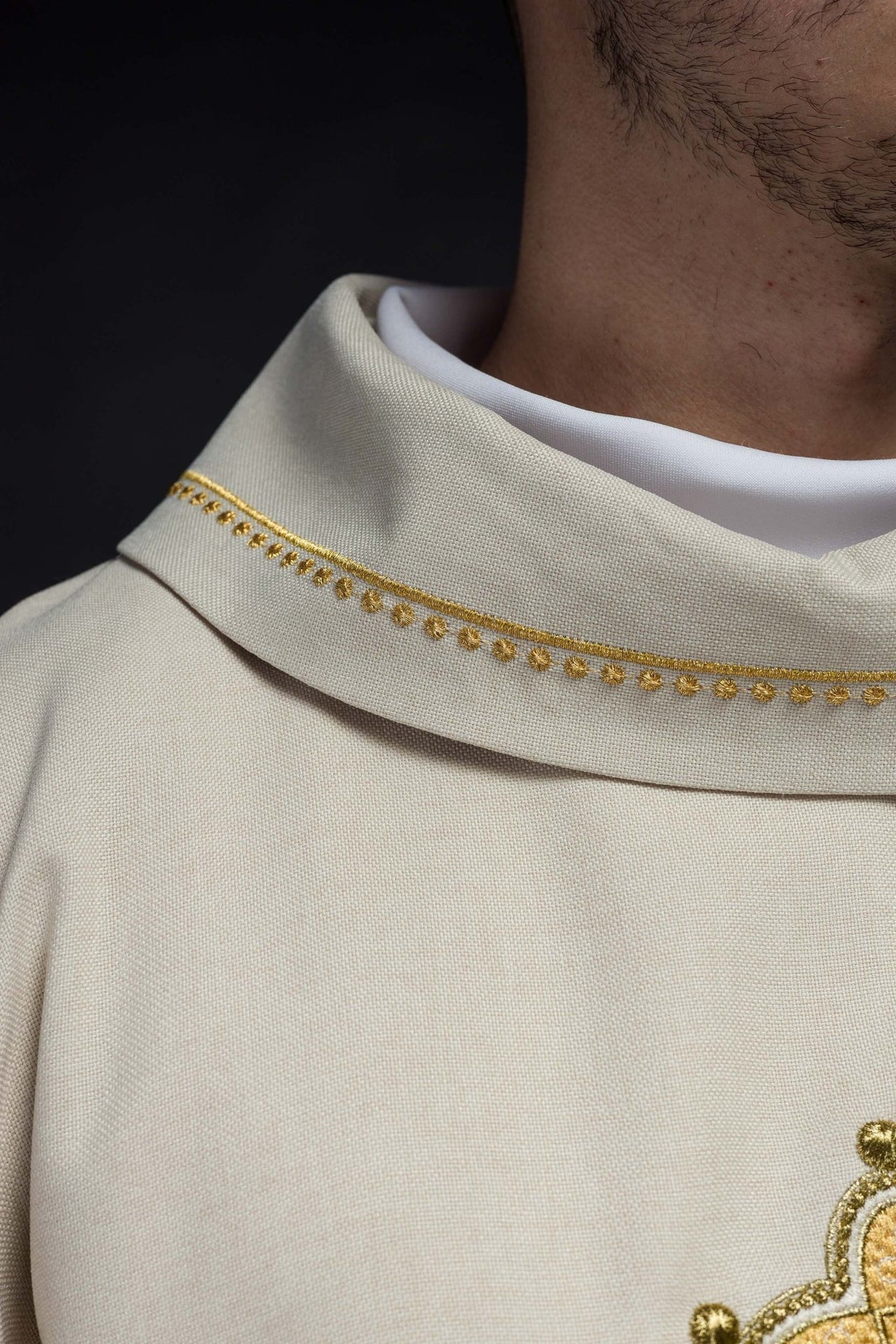 Ornat Liturgiczny Ecru z Haftowanym Krzyżem i Złotą Lamówką - SZATYLITURGICZNE.PL