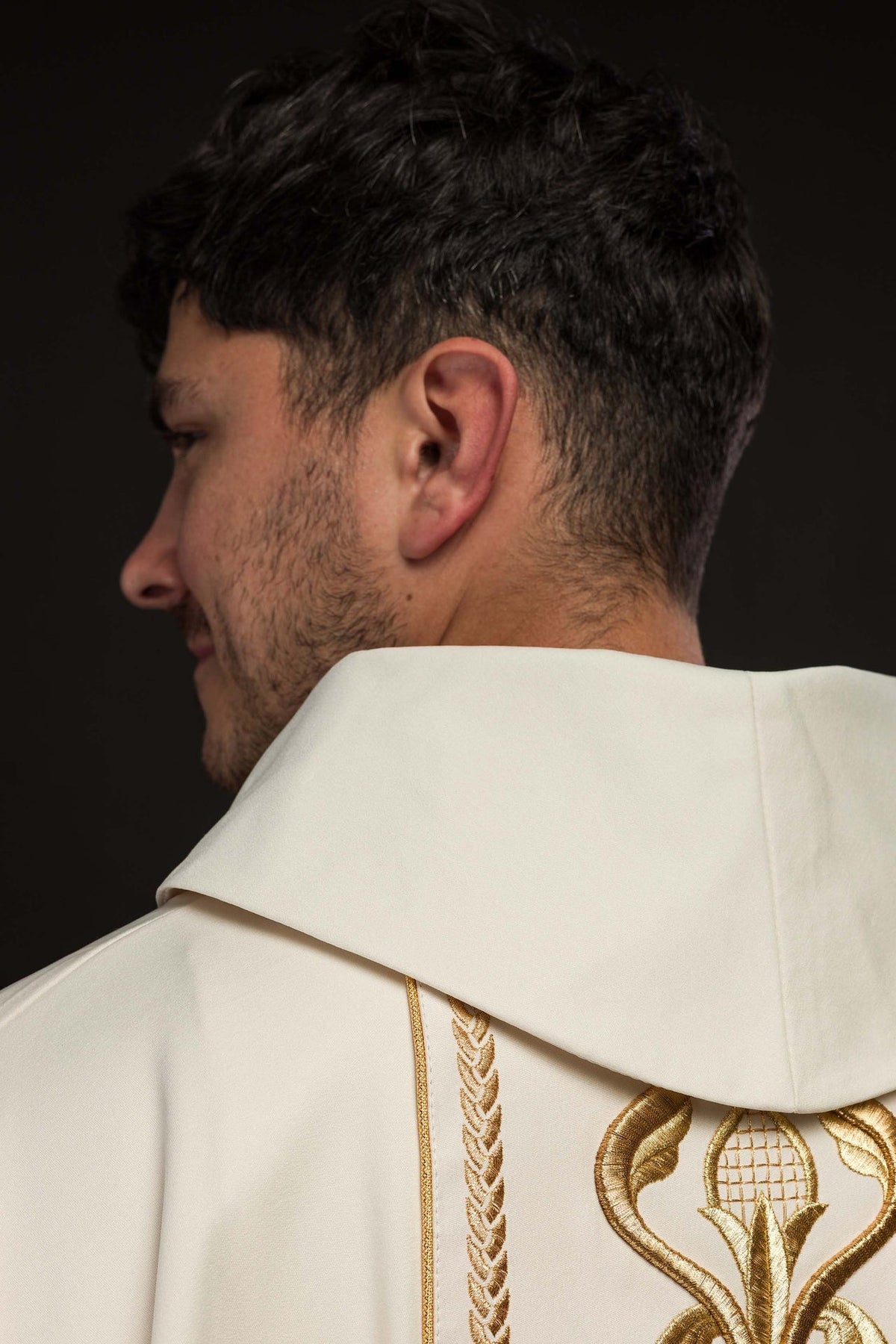 Ornat Liturgiczny Ecru z Haftowanym Krzyżem i Złotą Rozetą - SZATYLITURGICZNE.PL