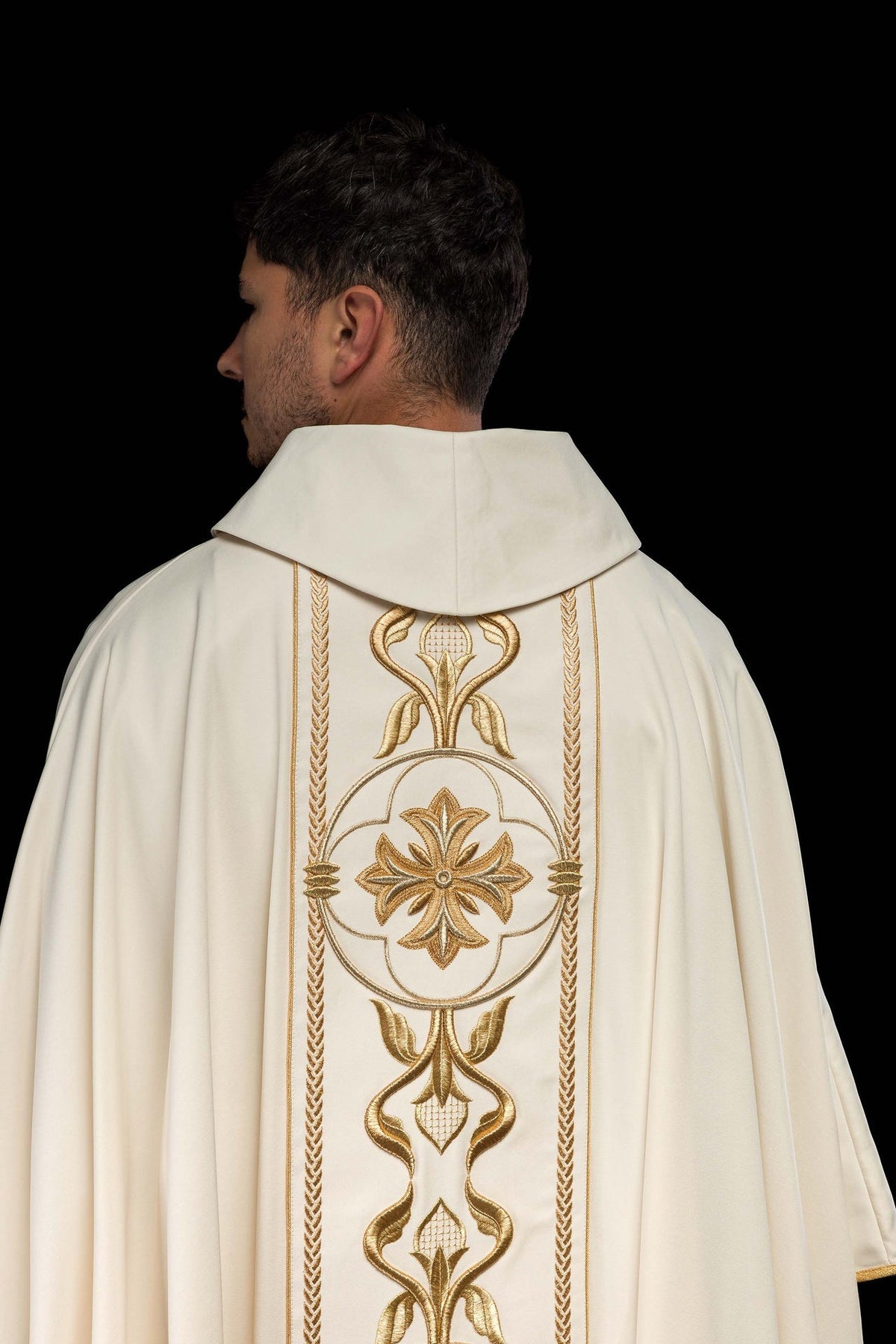 Ornat Liturgiczny Ecru z Haftowanym Krzyżem i Złotą Rozetą - SZATYLITURGICZNE.PL