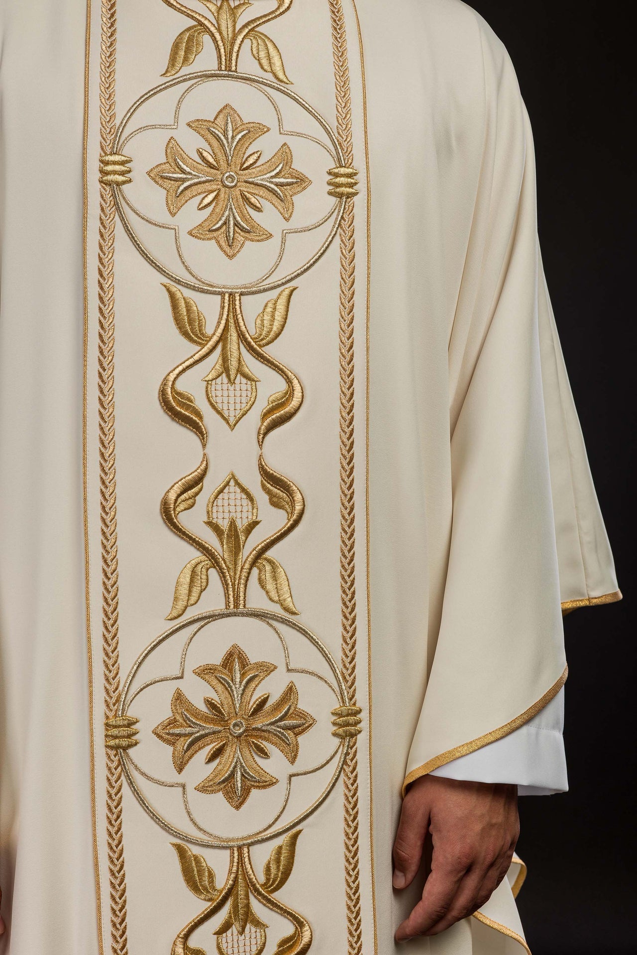 Ornat Liturgiczny Ecru z Haftowanym Krzyżem i Złotą Rozetą - SZATYLITURGICZNE.PL