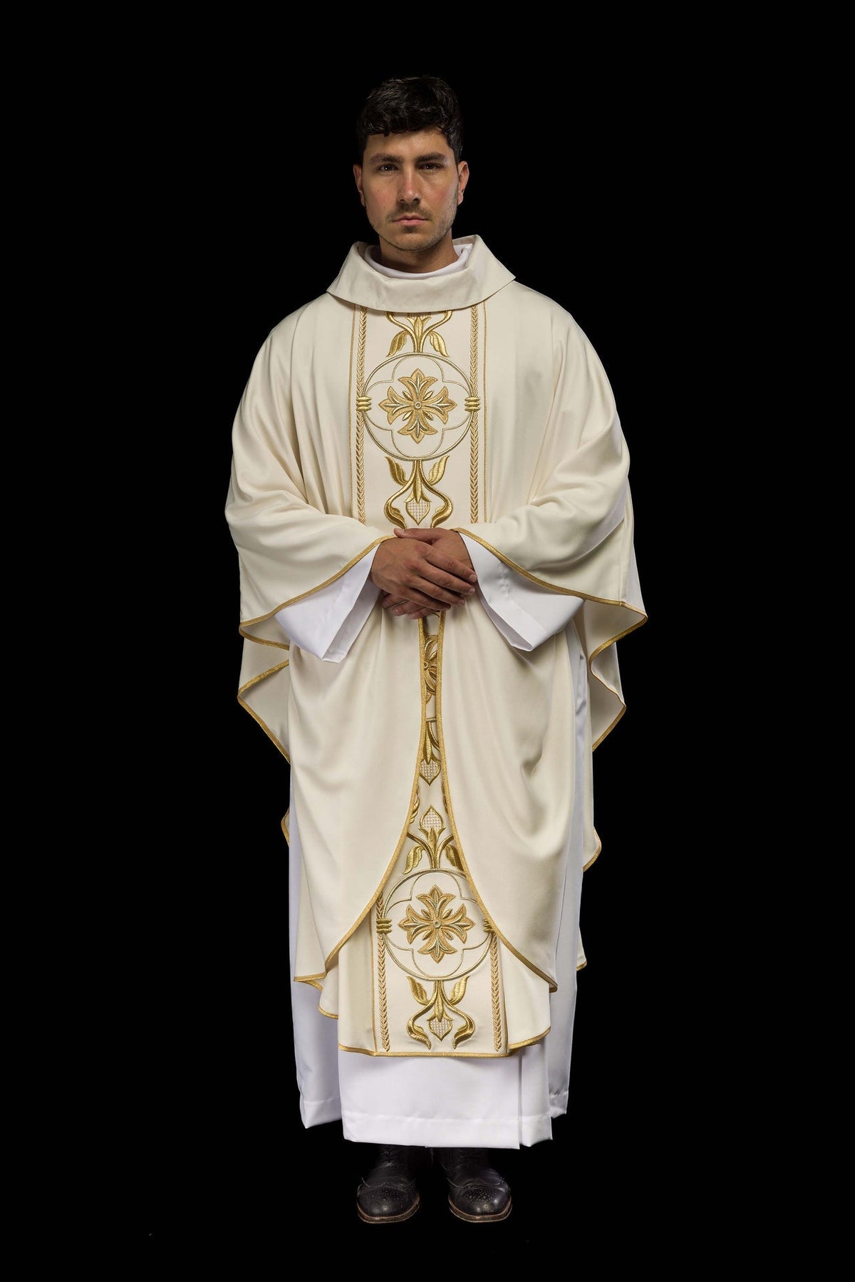 Ornat Liturgiczny Ecru z Haftowanym Krzyżem i Złotą Rozetą - SZATYLITURGICZNE.PL