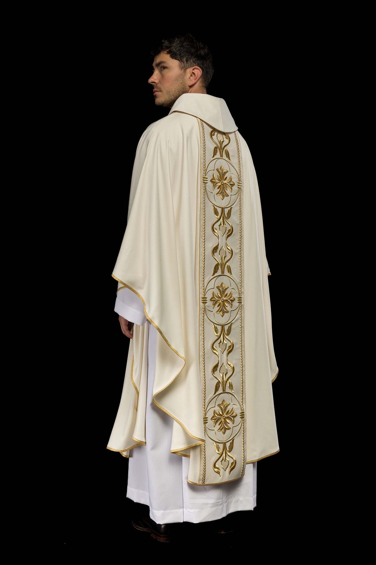 Ornat Liturgiczny Ecru z Haftowanym Krzyżem i Złotą Rozetą - SZATYLITURGICZNE.PL