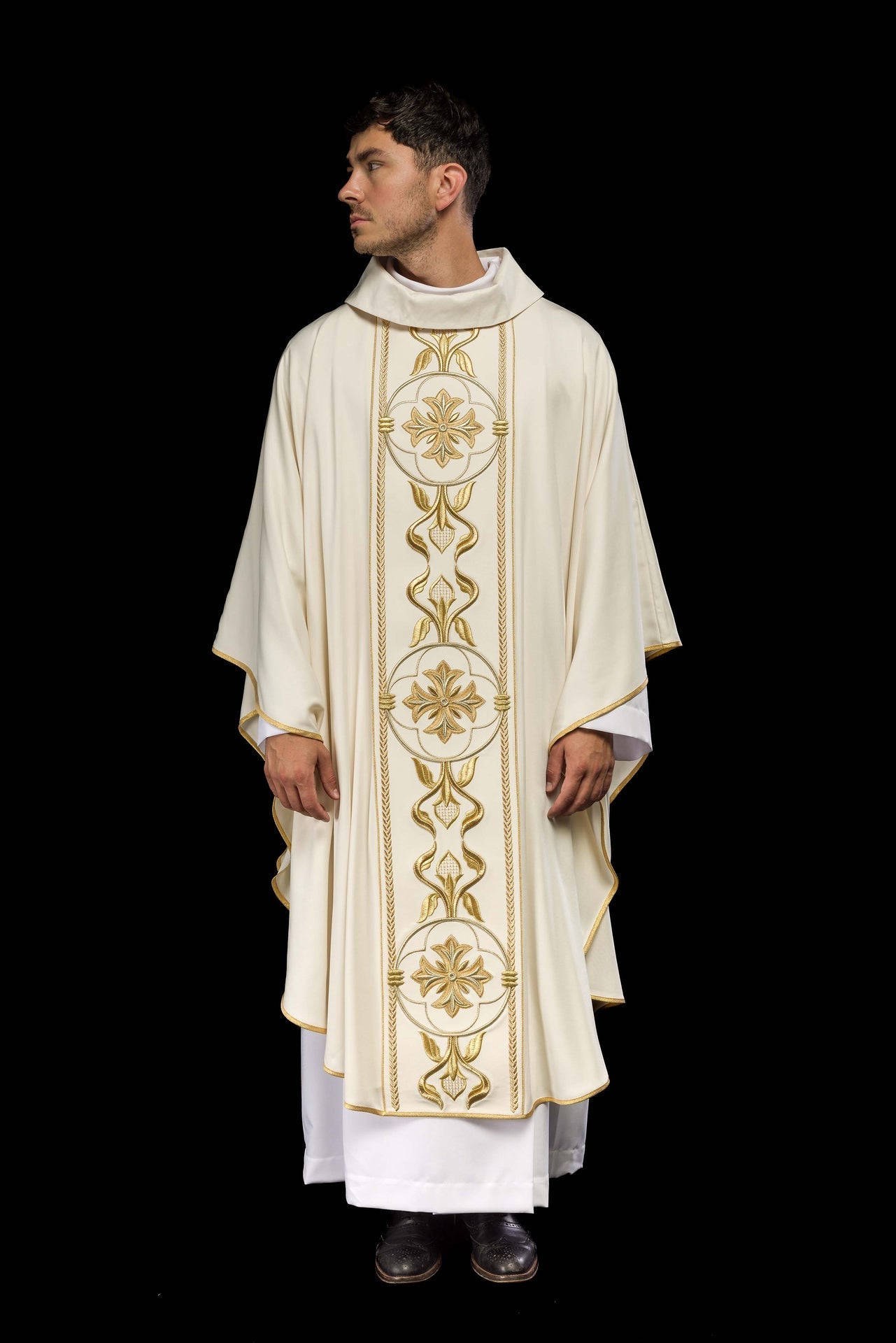 Ornat Liturgiczny Ecru z Haftowanym Krzyżem i Złotą Rozetą - SZATYLITURGICZNE.PL